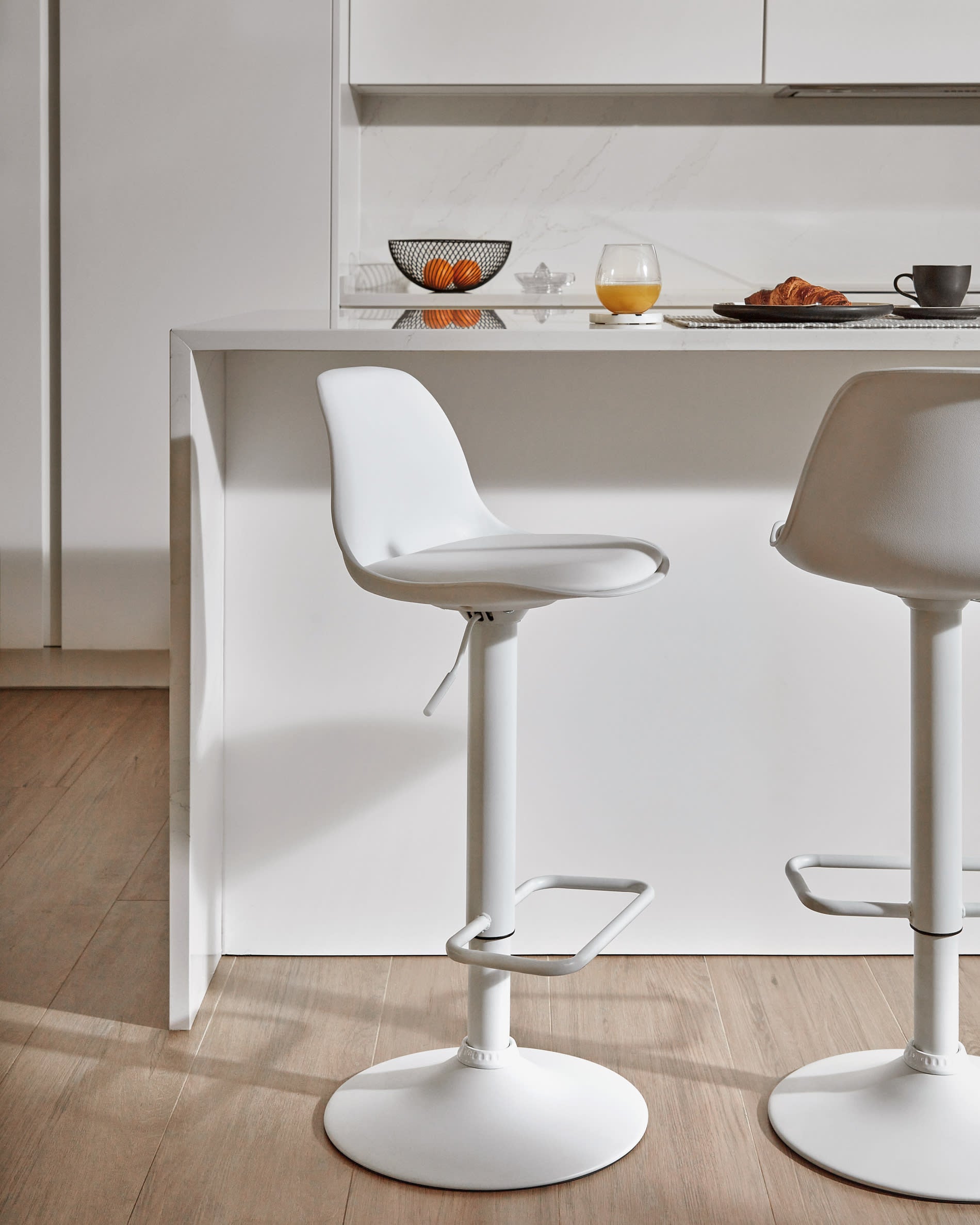 Kave Home - Orlando-T barkruk wit kunstleer en mat wit staal 60-82 cm