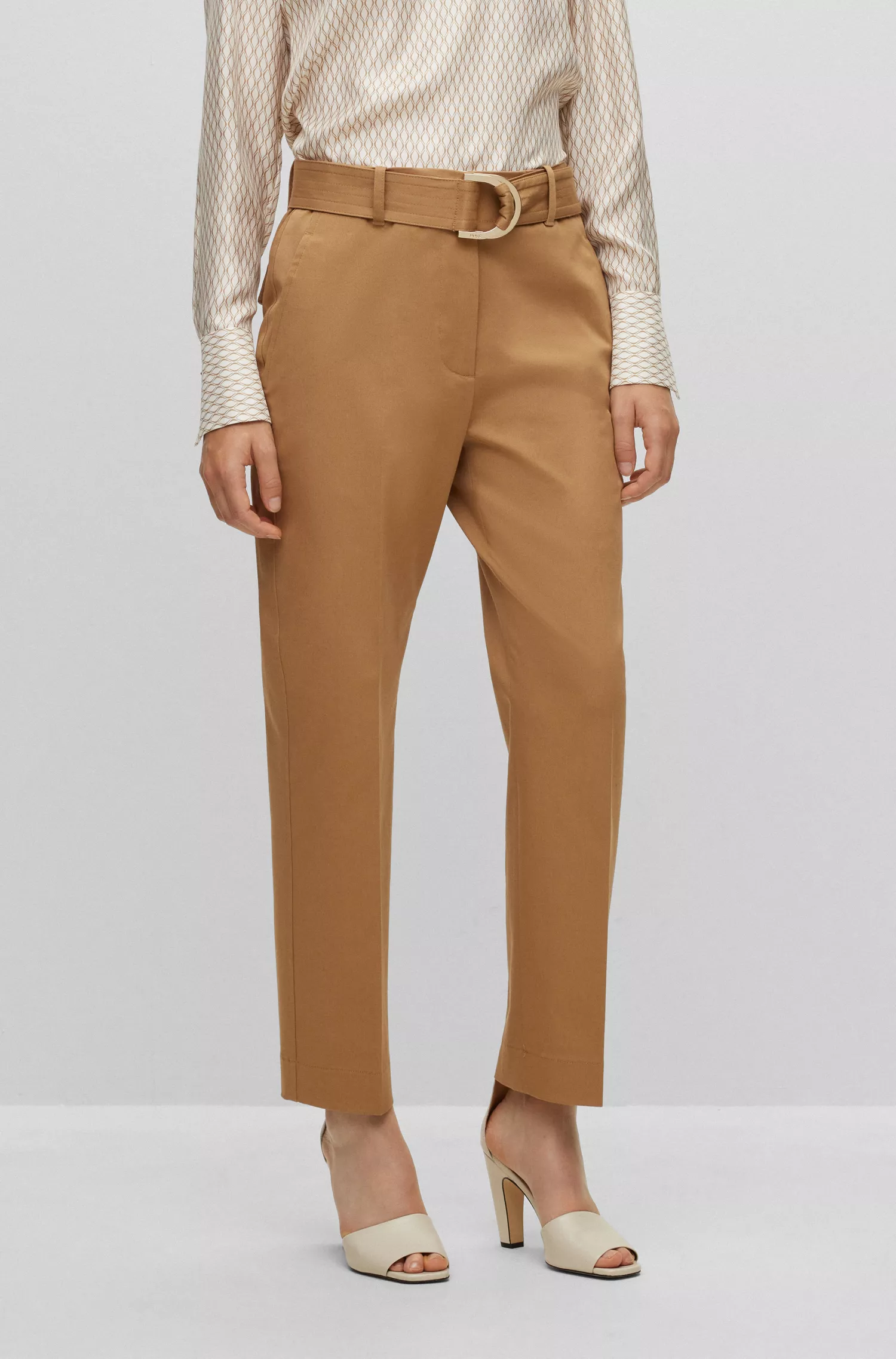 Calça BOSS cor camelo, corte regular, em algodão elástico, com cinto de argola em D.