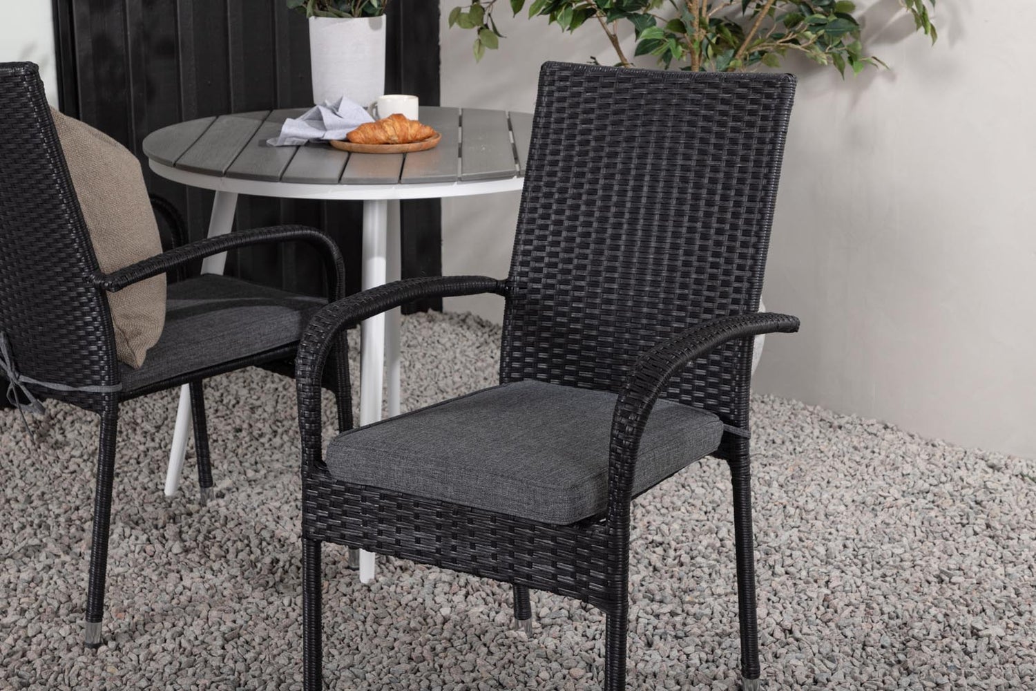 Tuinset Break: tafel 90x90cm, 2 Anna stoelen, grijs, zwart. 90 x 74 x 90 cm