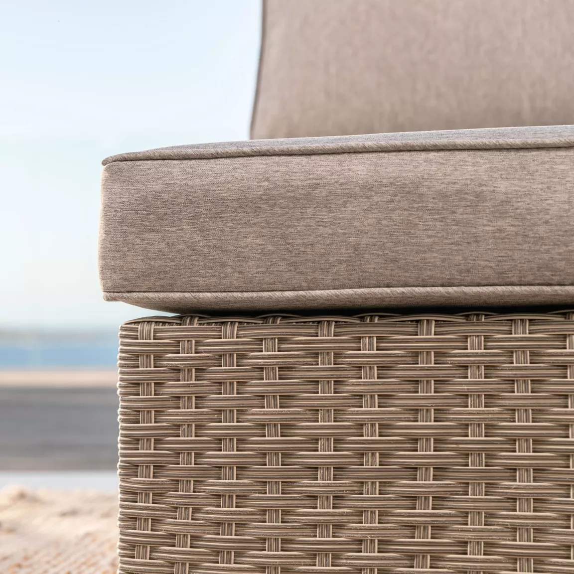 Chauffeuse de jardin en résine tressée Palma Gris et taupe