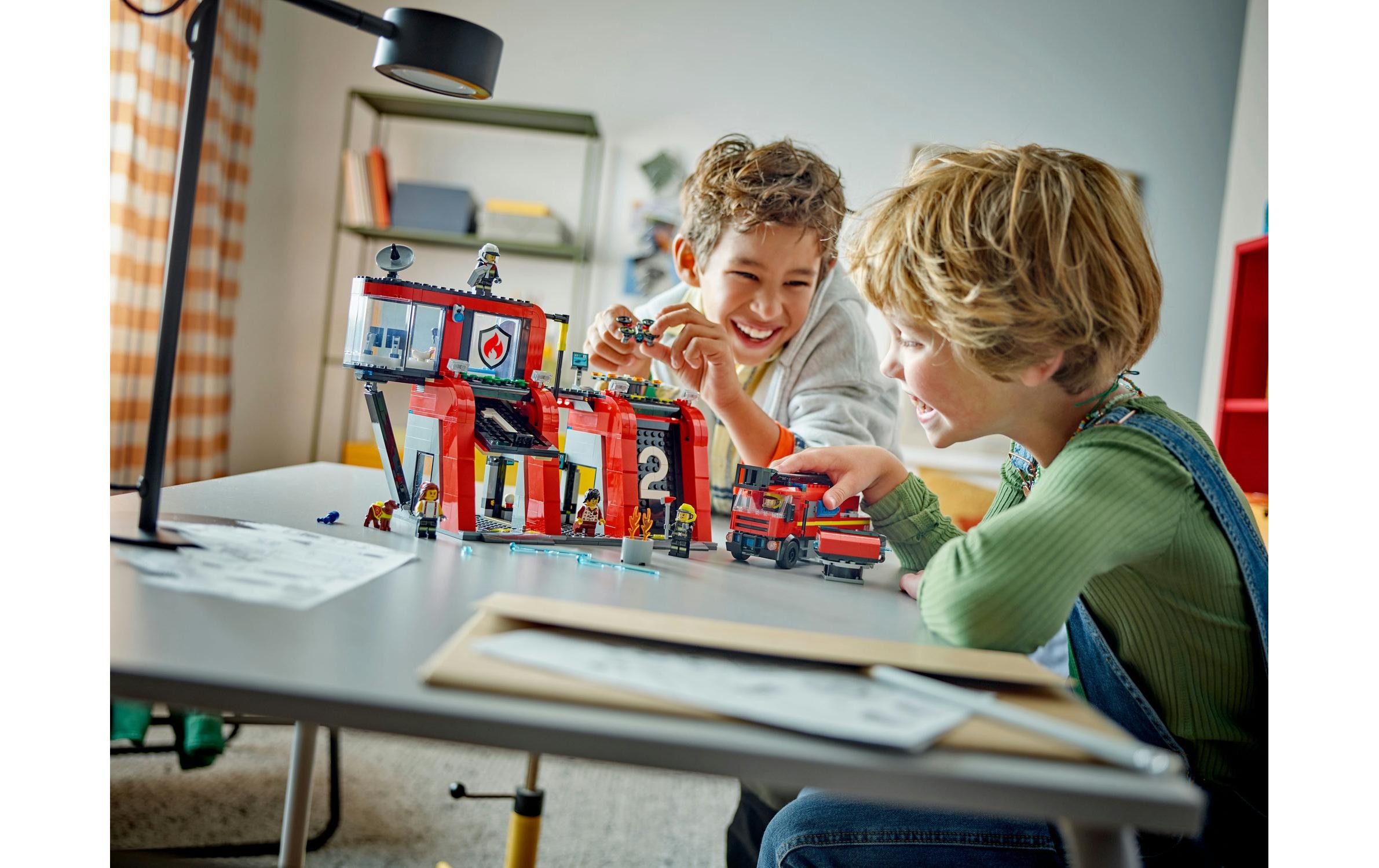 LEGO® Spielbausteine »Feuerwehrstation mit Drehleiterfahrzeug 60414«