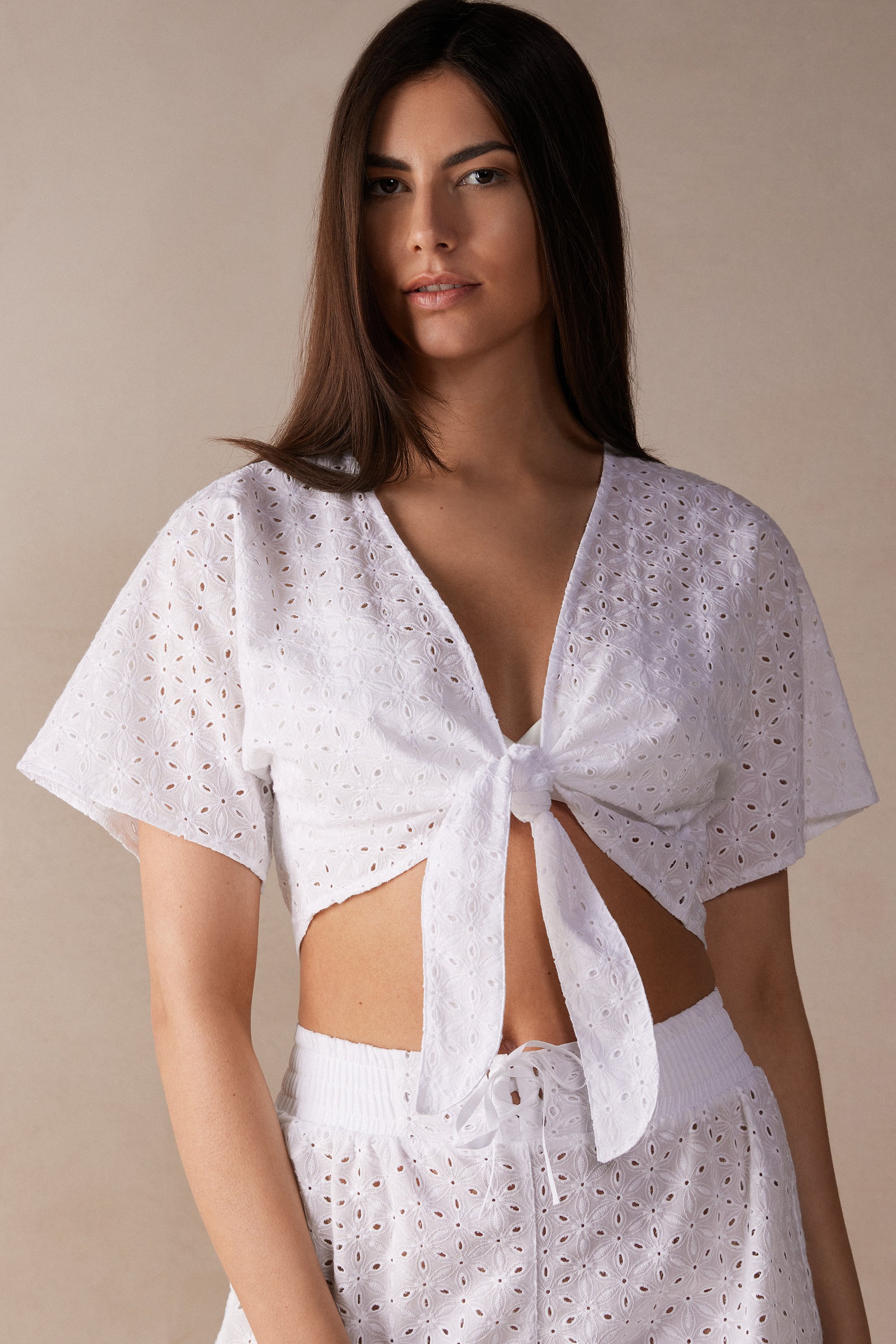 Blusa Hello Sunshine com gravata com efeito de bordado suíço