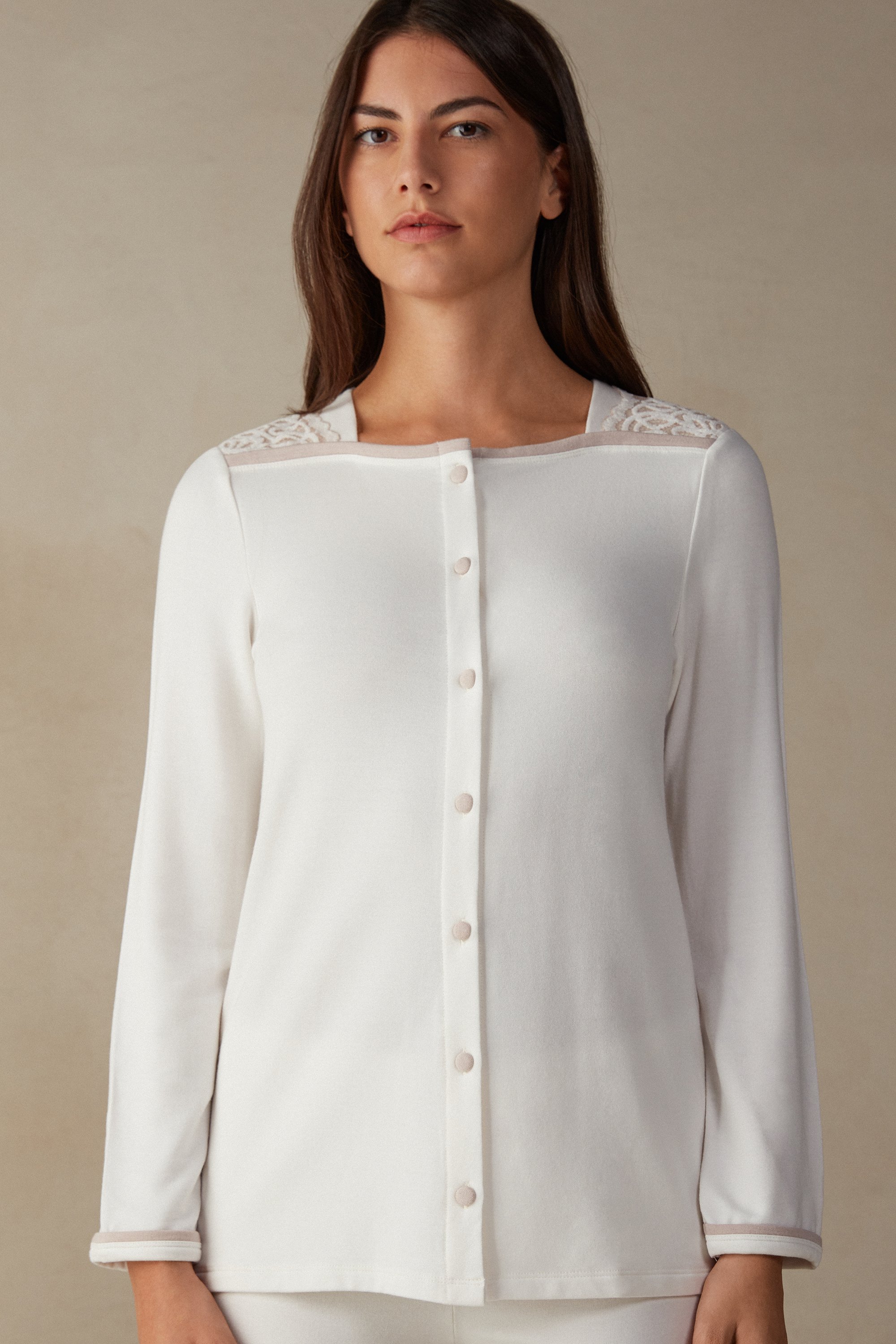 Camiseta romântica para quarto, em modal e lã, com fenda frontal.