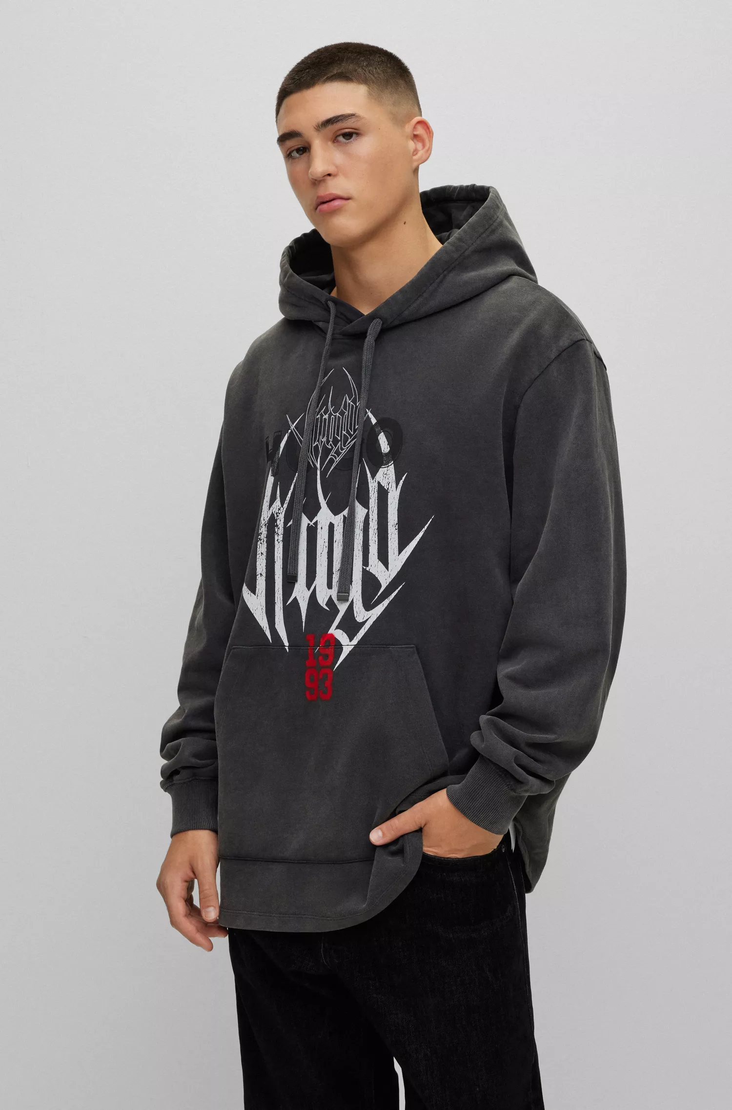 Moletom HUGO vermelho oversized em tecido felpudo francês com estampa inspirada na banda.