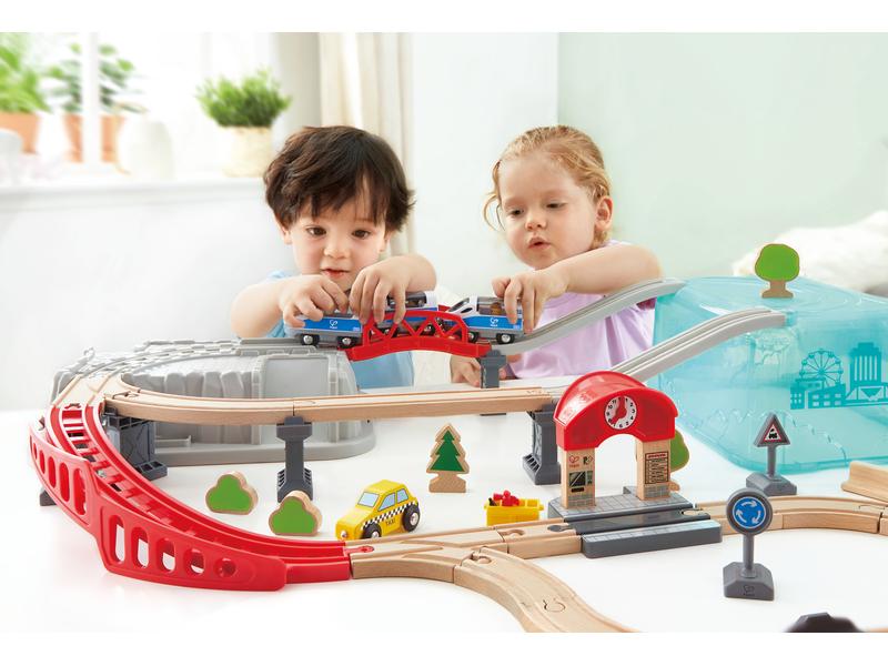 Hape Eisenbahn Stadtbahn-Set in praktischer Box Spielset mit 48 Teilen
