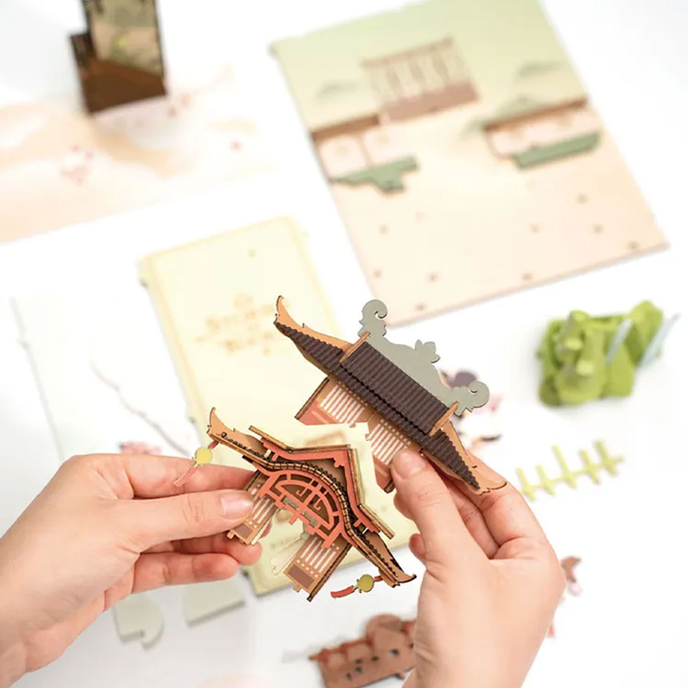 (240-tlg. Set) Rolife Book Nook Modell Bausatz DIY Miniatur Haus mit Licht Home Deko Buchstütze für Erwachsene (TGB05) - Falling Sakura