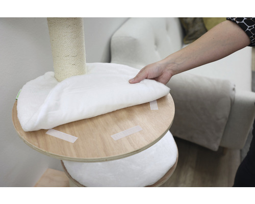 Kerbl kussenset voor krabpaal Dolomit, bestaande uit 2 ronde kussens en 1 wit hangmatkussen.