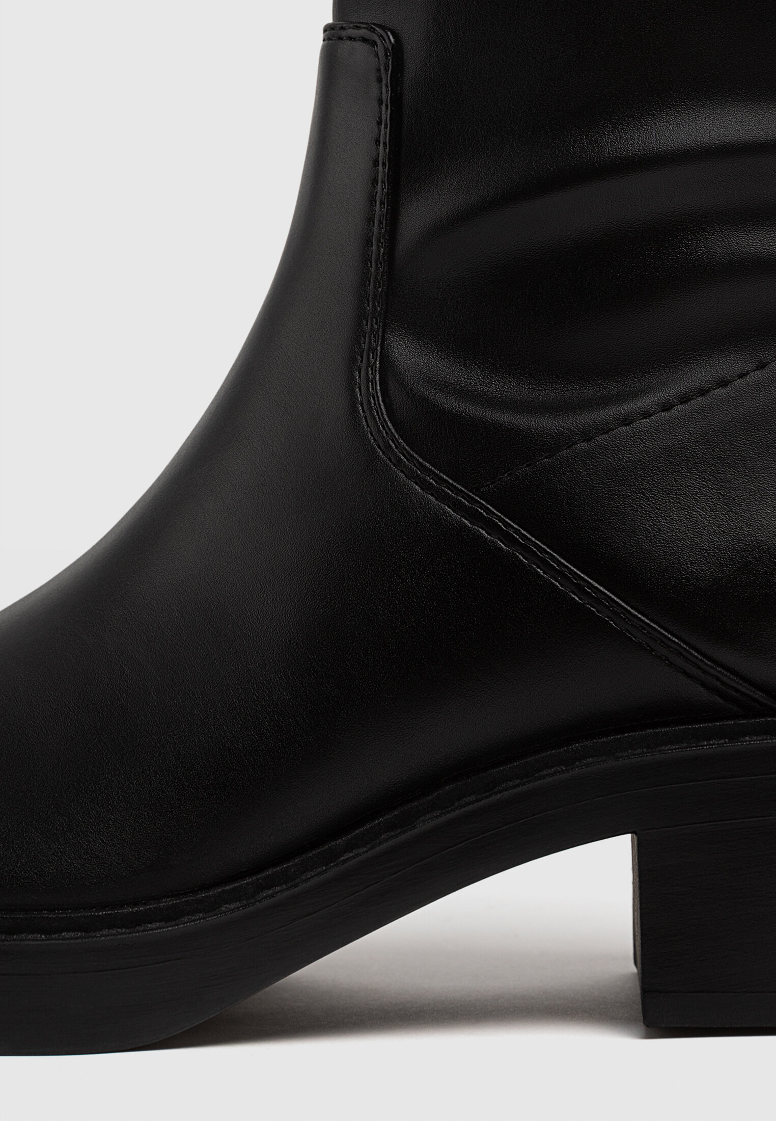 Botas pretas de cano curto sem salto