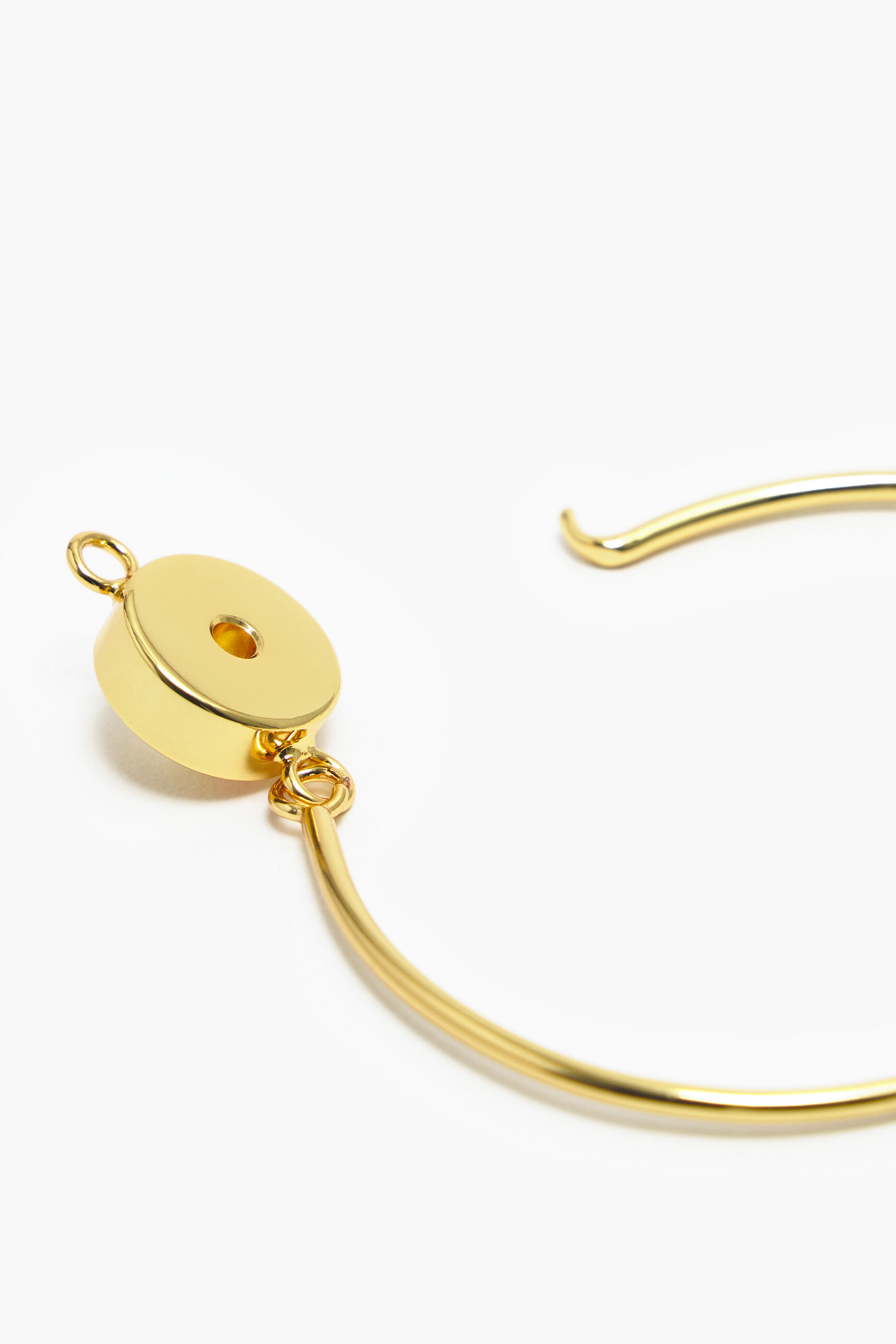 Pulseira rígida com logotipo dourado