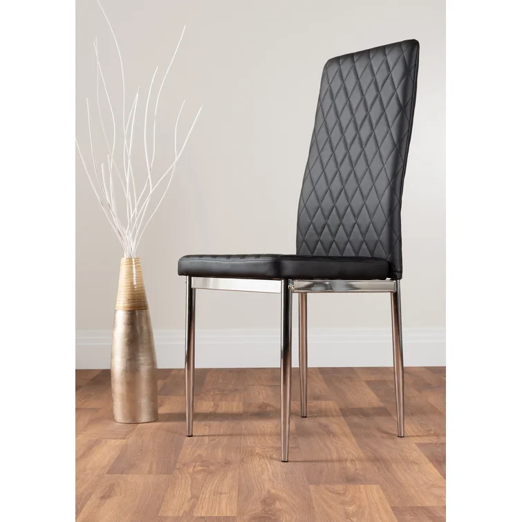 Conjunto de mesa de jantar branca com acabamento brilhante e 4 cadeiras de jantar de luxo em couro sintético.