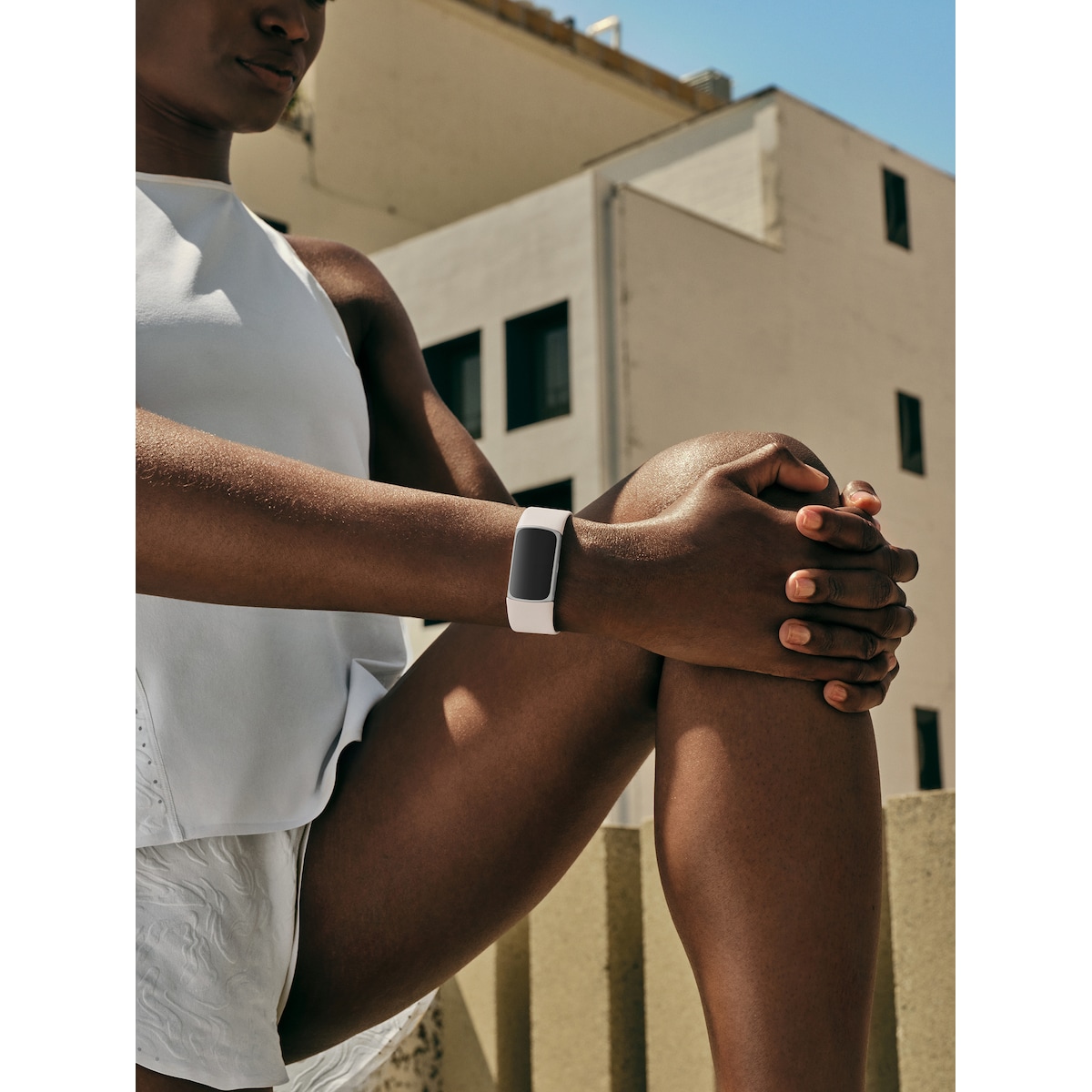 Fitbit Charge 6 aktivitetsarmbånd (sølv/beige)