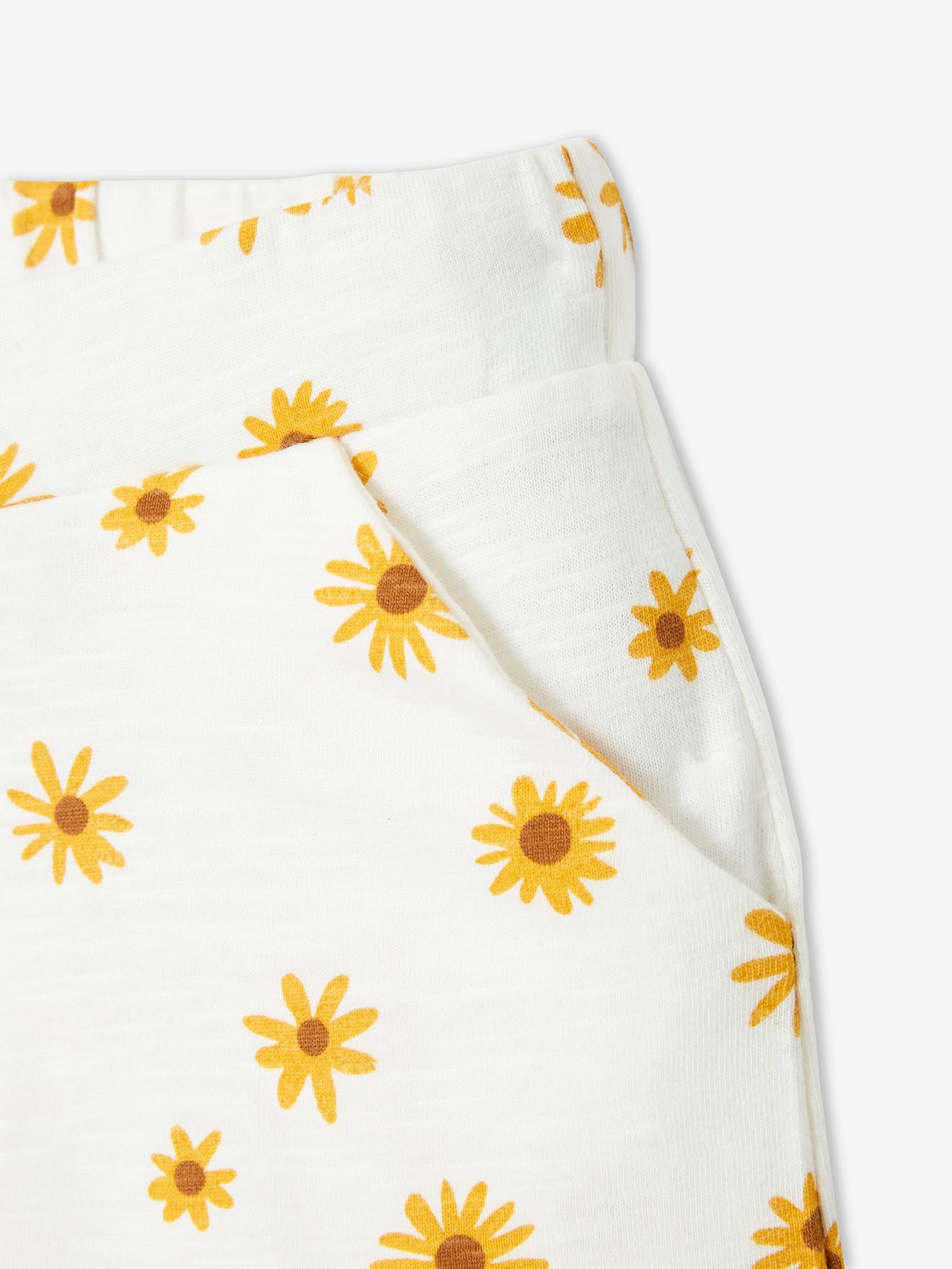 Conjunto com camiseta com detalhe de amarração e babados e shorts coral.