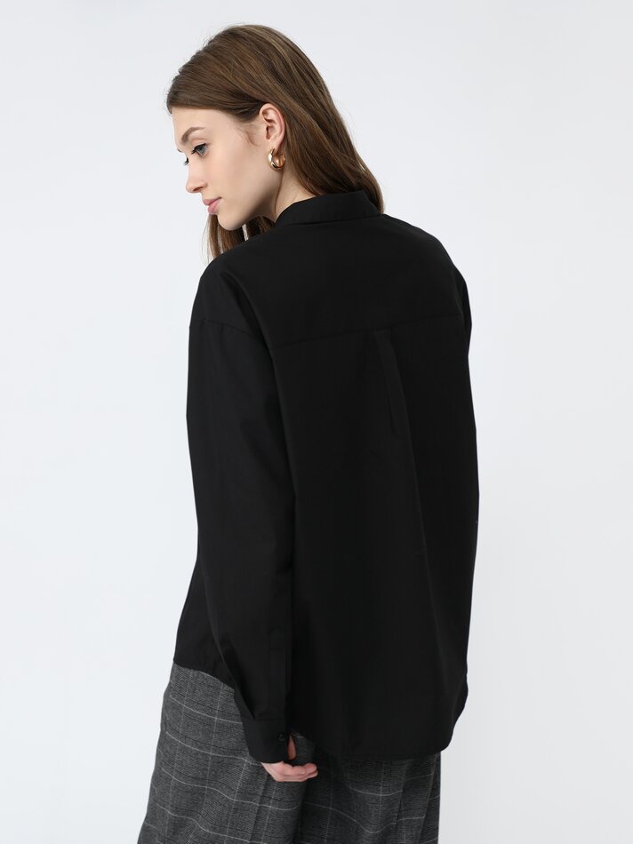 Camisa básica com bolso - Preta