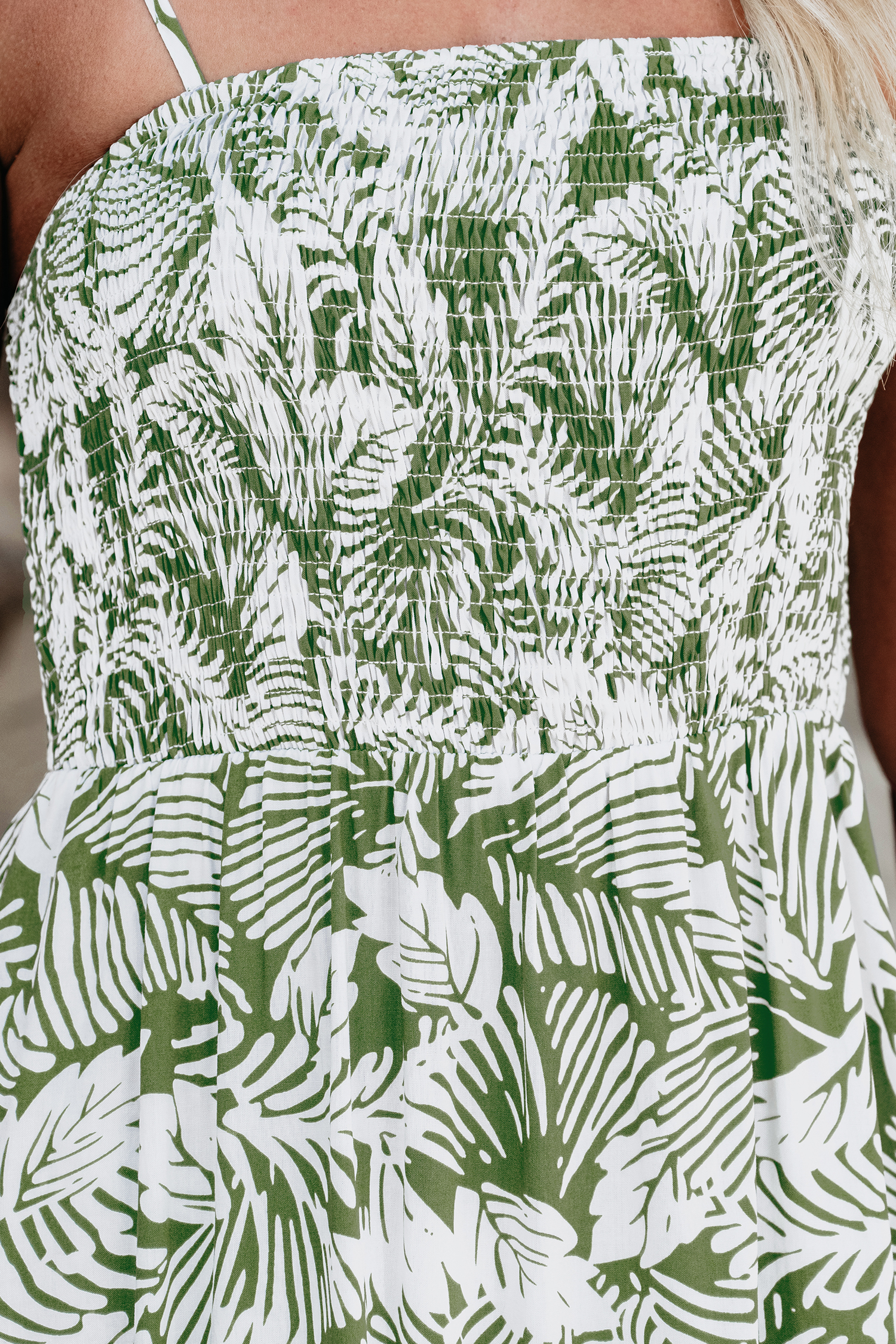 Robe midi à col carré et corsage à smocks tropical olive