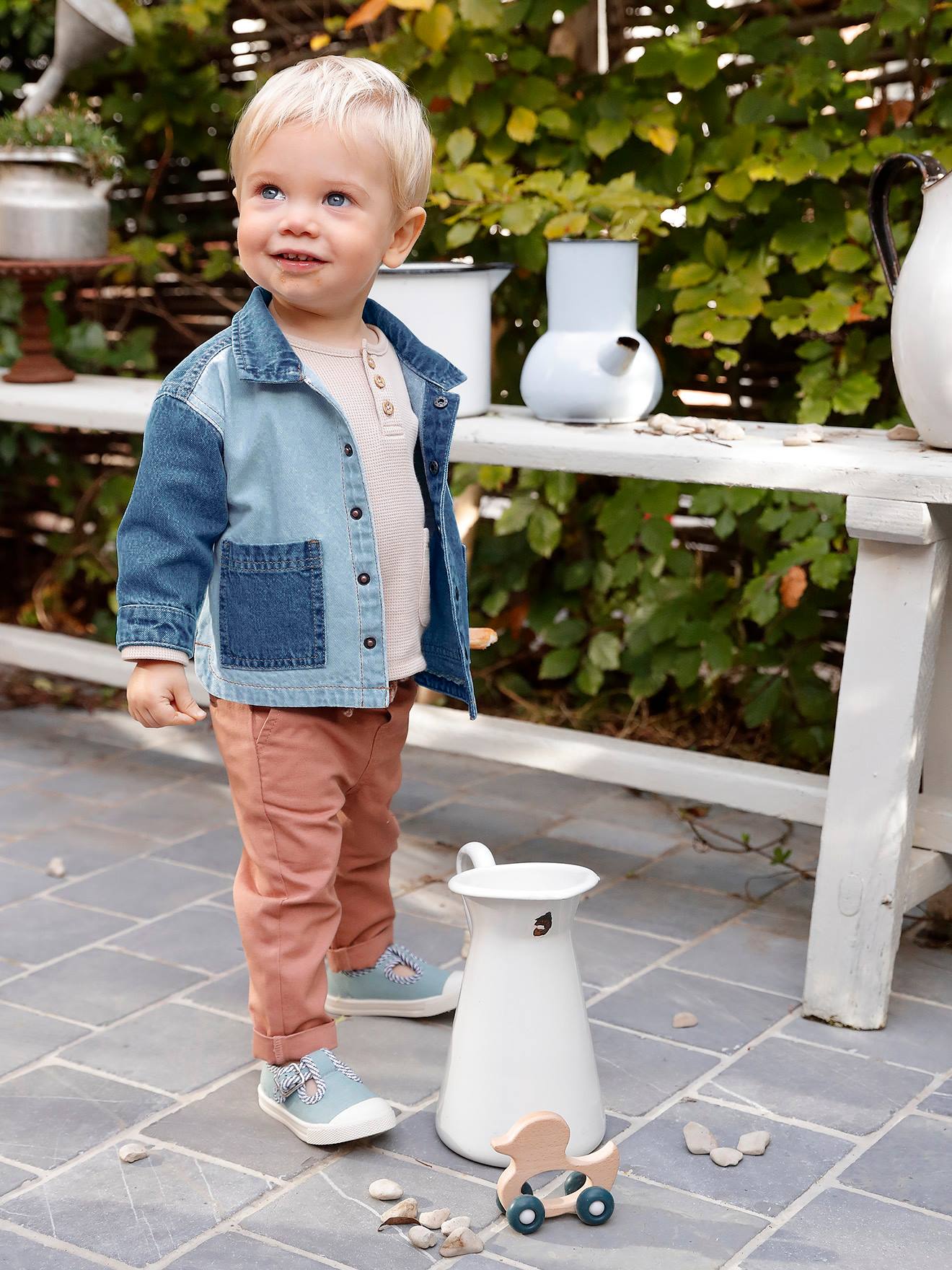 Calça de tecido cor de noz-pecã com elástico na cintura para bebê menino