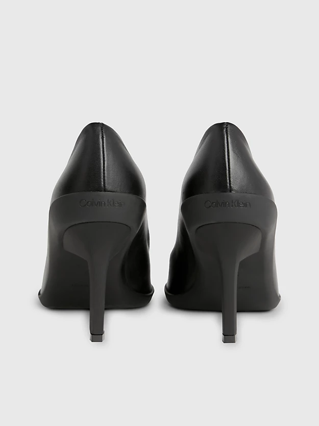Sapatos de couro com salto agulha