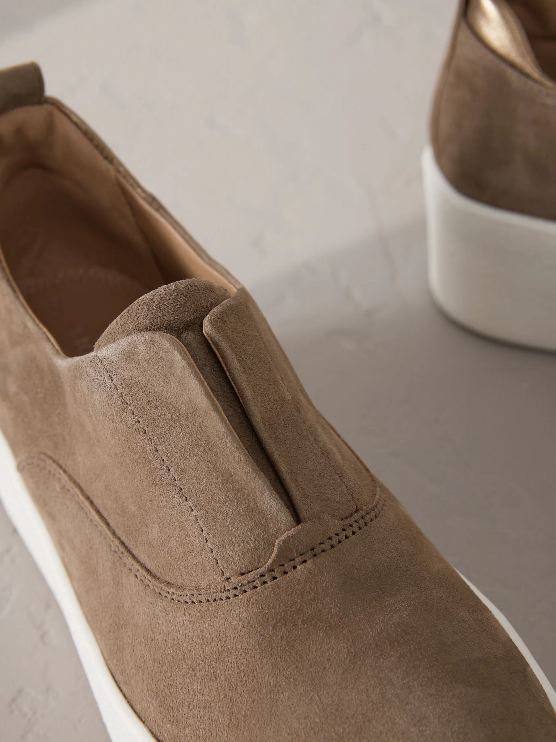 Chocoladebruin - Signature leren sneakers met dikke plateauzolen en sleehak