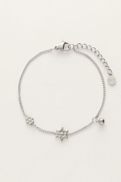 Minimalistische armband met bloemen & balletje