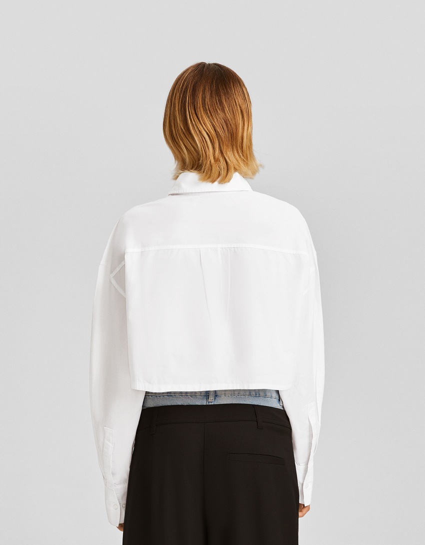 Camisa cropped de popeline de manga comprida com alças.
