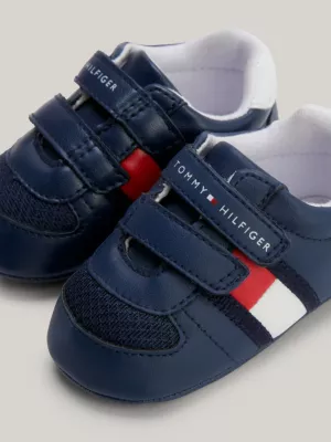 Sapatos com fecho de velcro