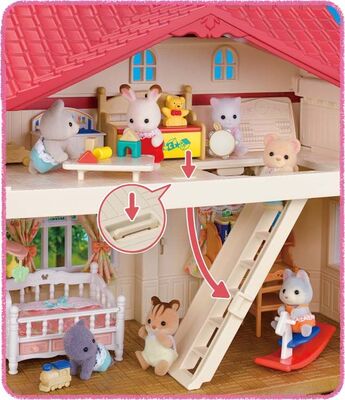 Sylvanian Families Red Roof Country Home Dukkehus Hemmelig Lekerom På Loftet