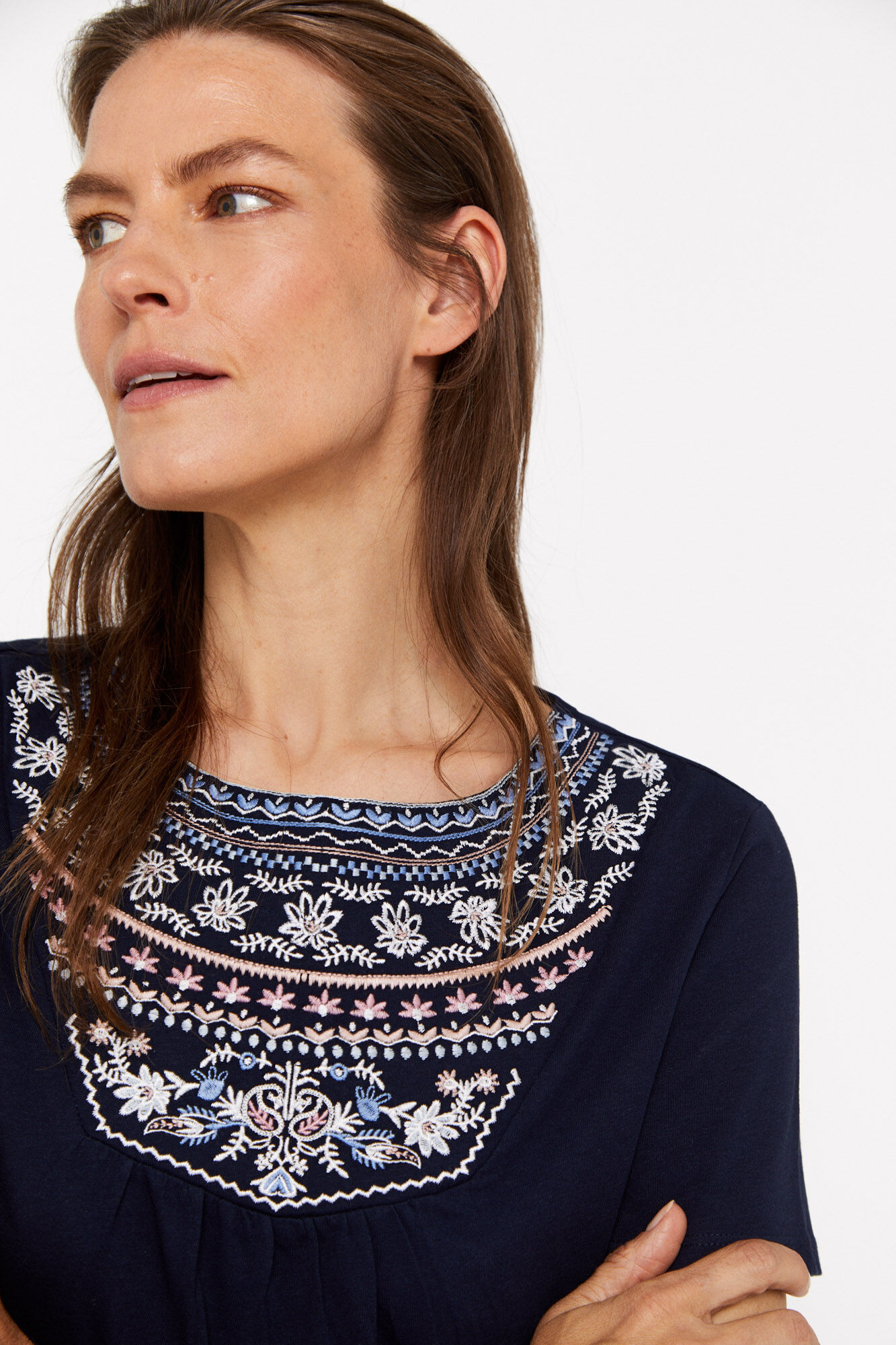 Camiseta com pala bordada com motivos florais - Azul marinho