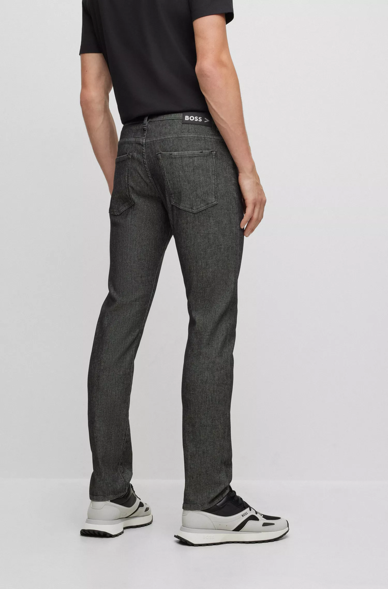 Calça jeans BOSS preta, corte slim, em denim de malha elástica de alta performance.