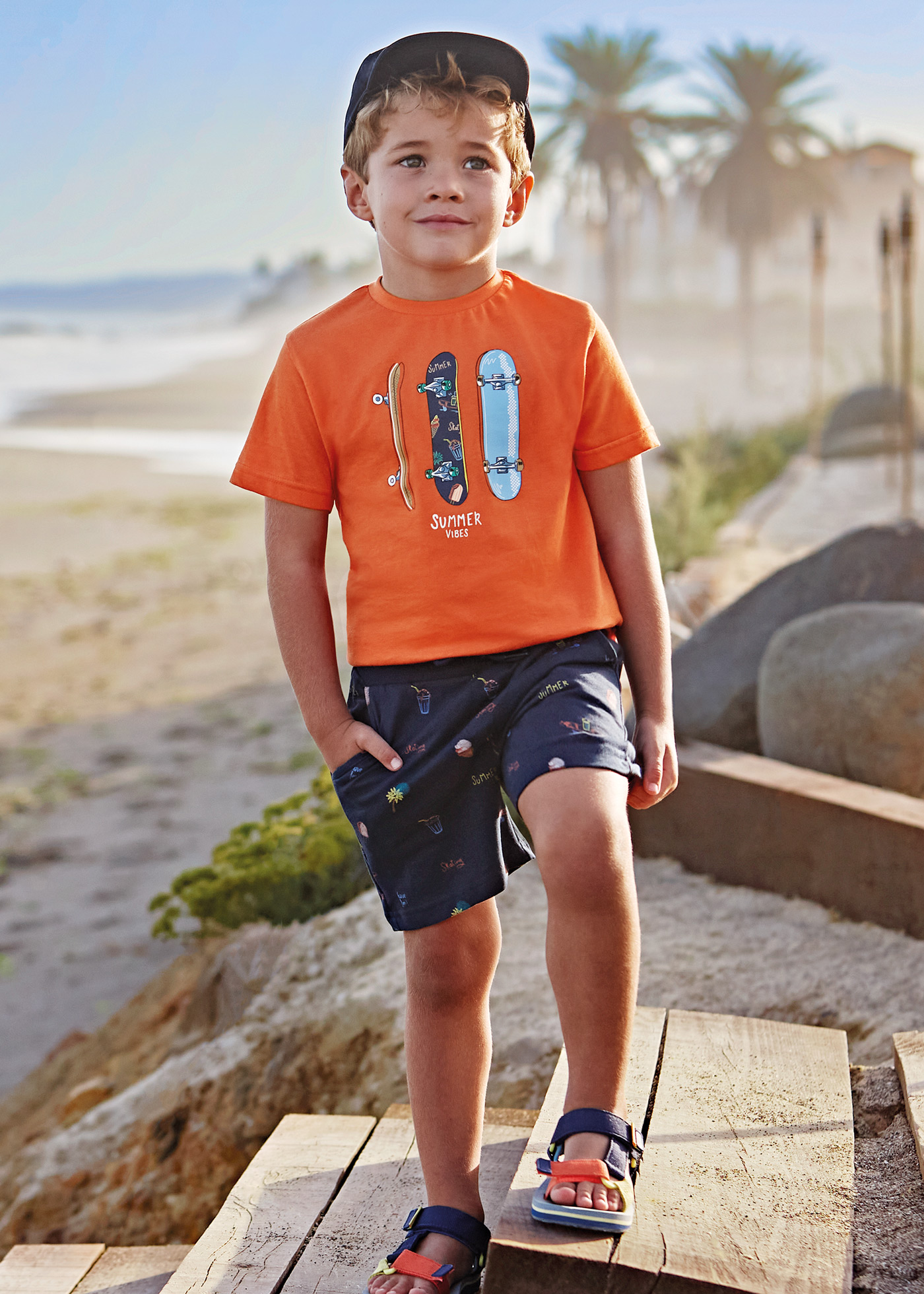 Conjunto infantil masculino com estampa em algodão sustentável.