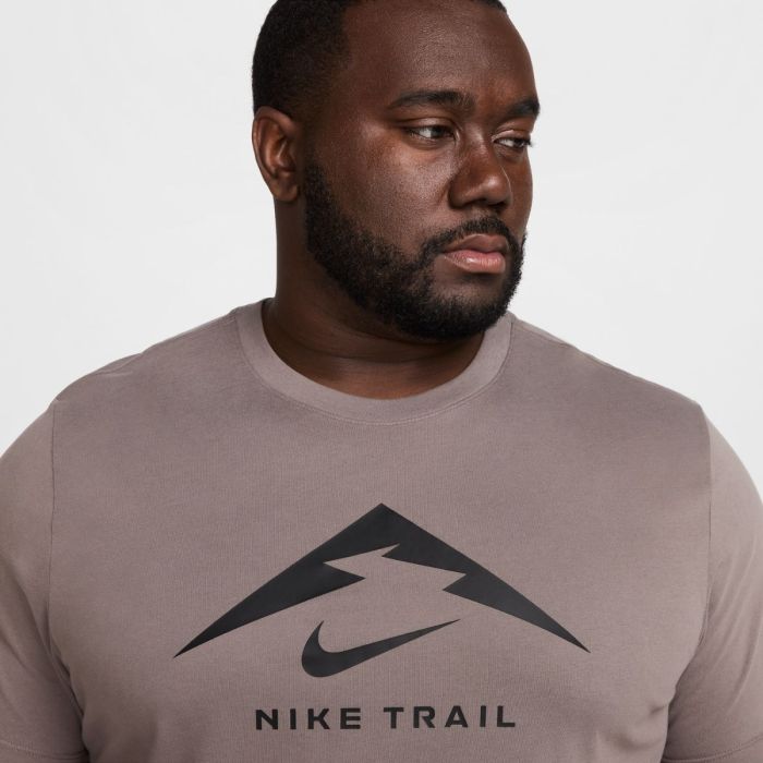 Nike Herre T-shirts Dri-FIT Trail Logo SS Tee Brun