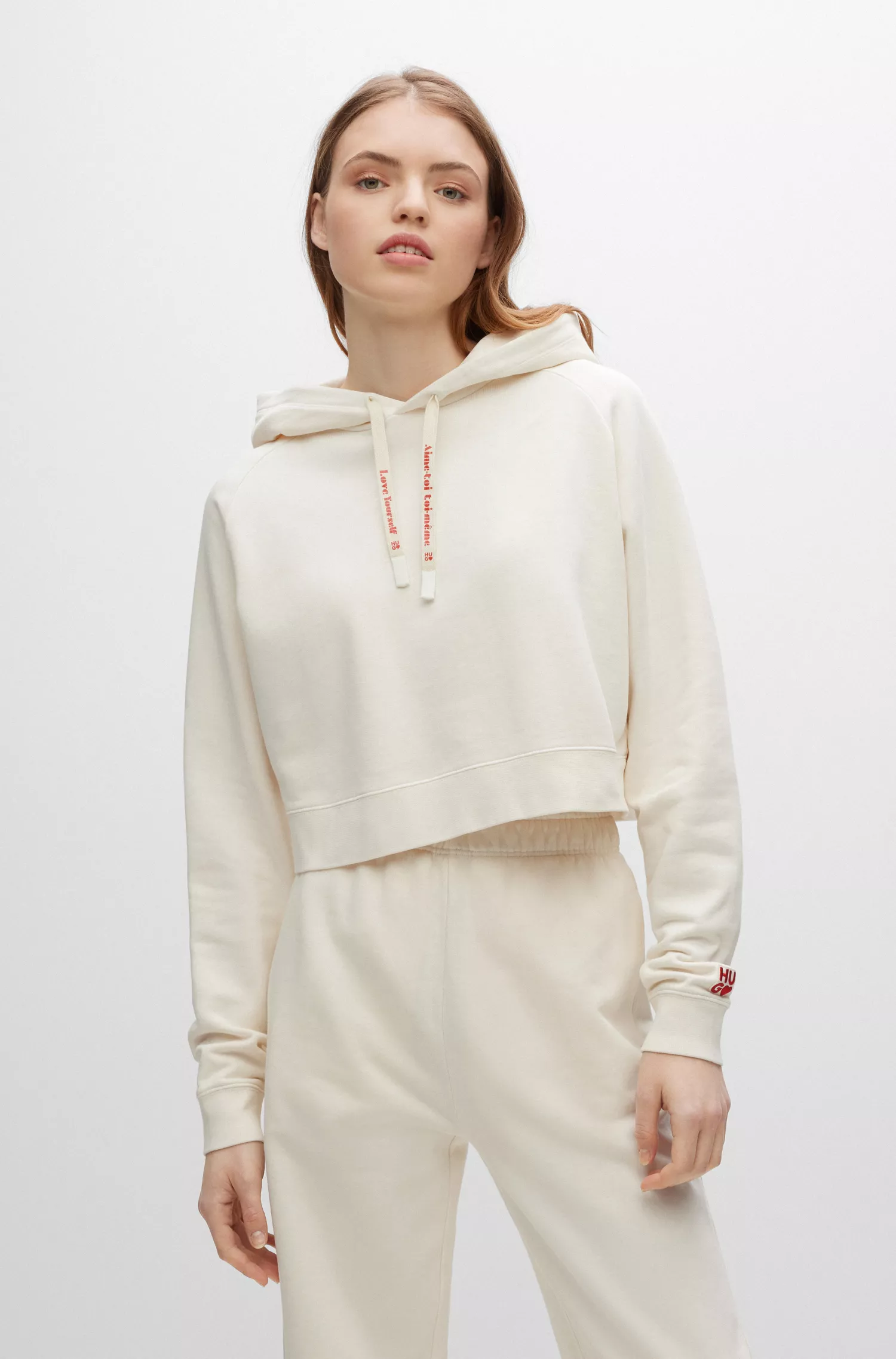 Moletom cropped vermelho HUGO em algodão felpudo com logos temáticos de amor.
