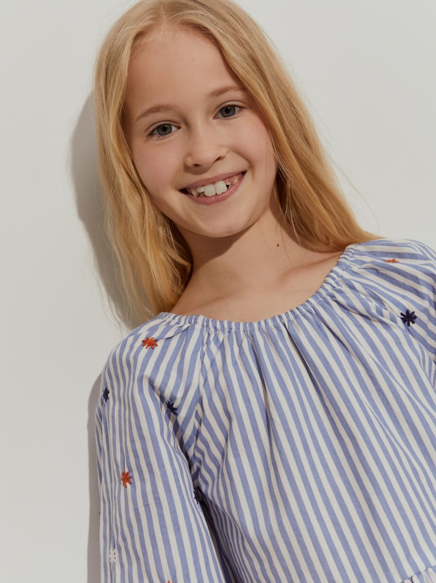 Blusa às riscas mangas balão