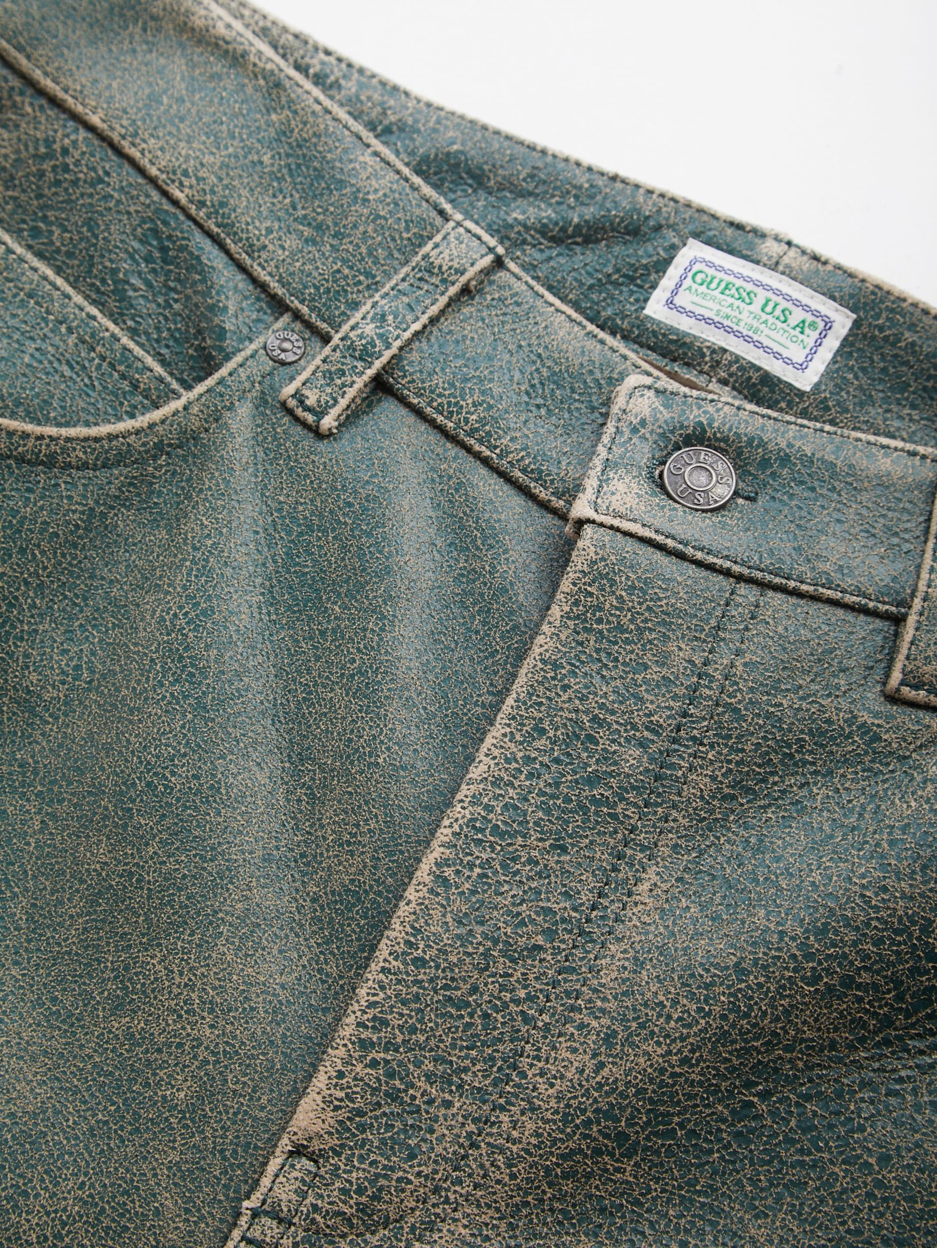 shorts de couro craquelado