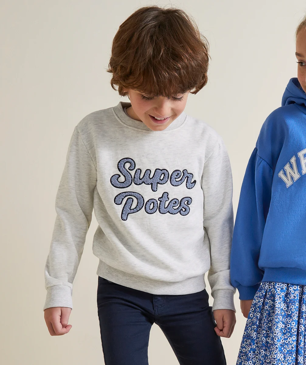 SWEAT GARÇON EN FIBRES RECYCLÉES GRIS CHINÉ AVEC MESSAGE EN BOUCLETTES BLEU