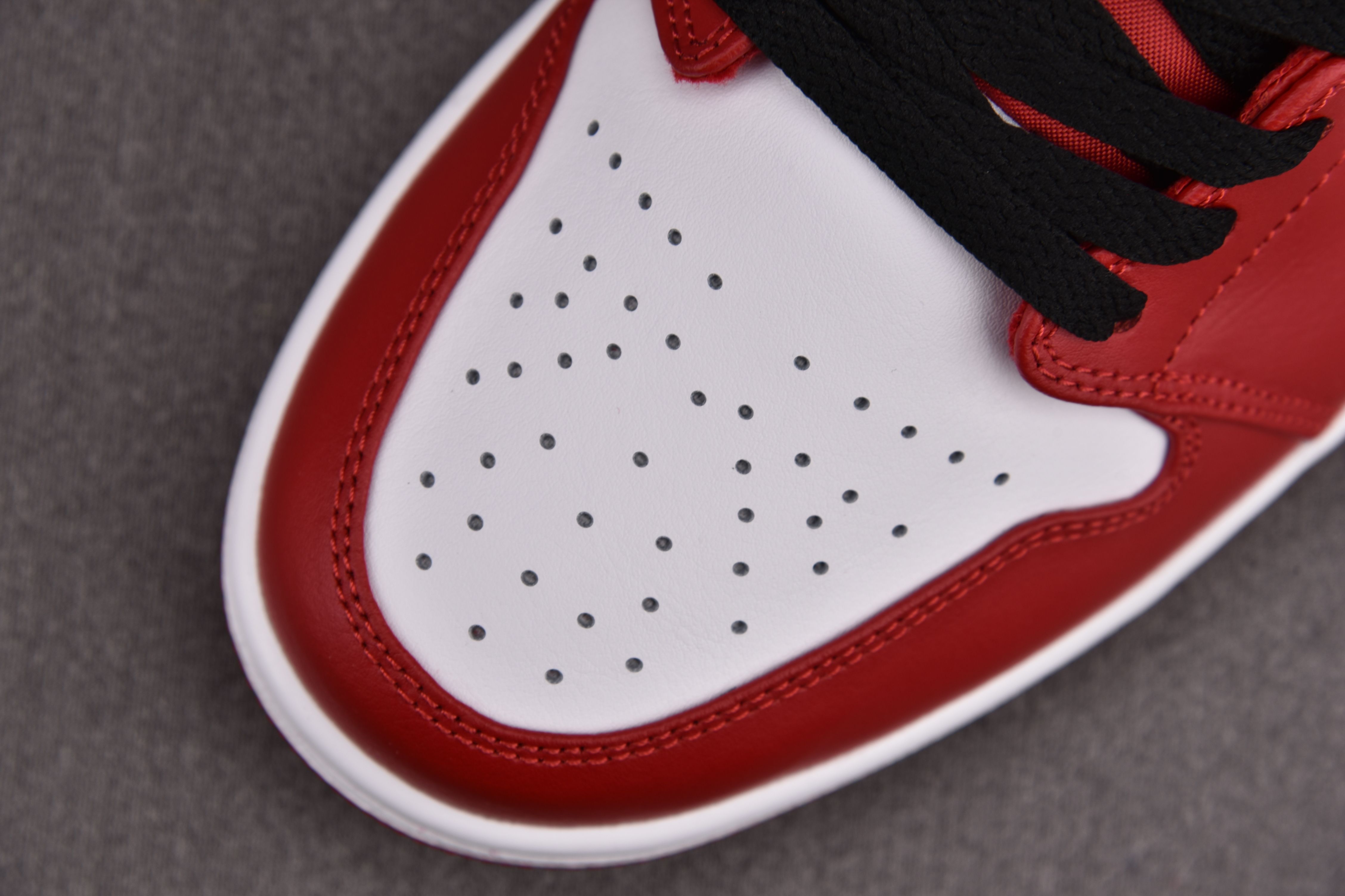 Jordan 1 Low Bulls