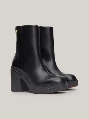 Botas de cano curto com salto e sola de crepe de couro