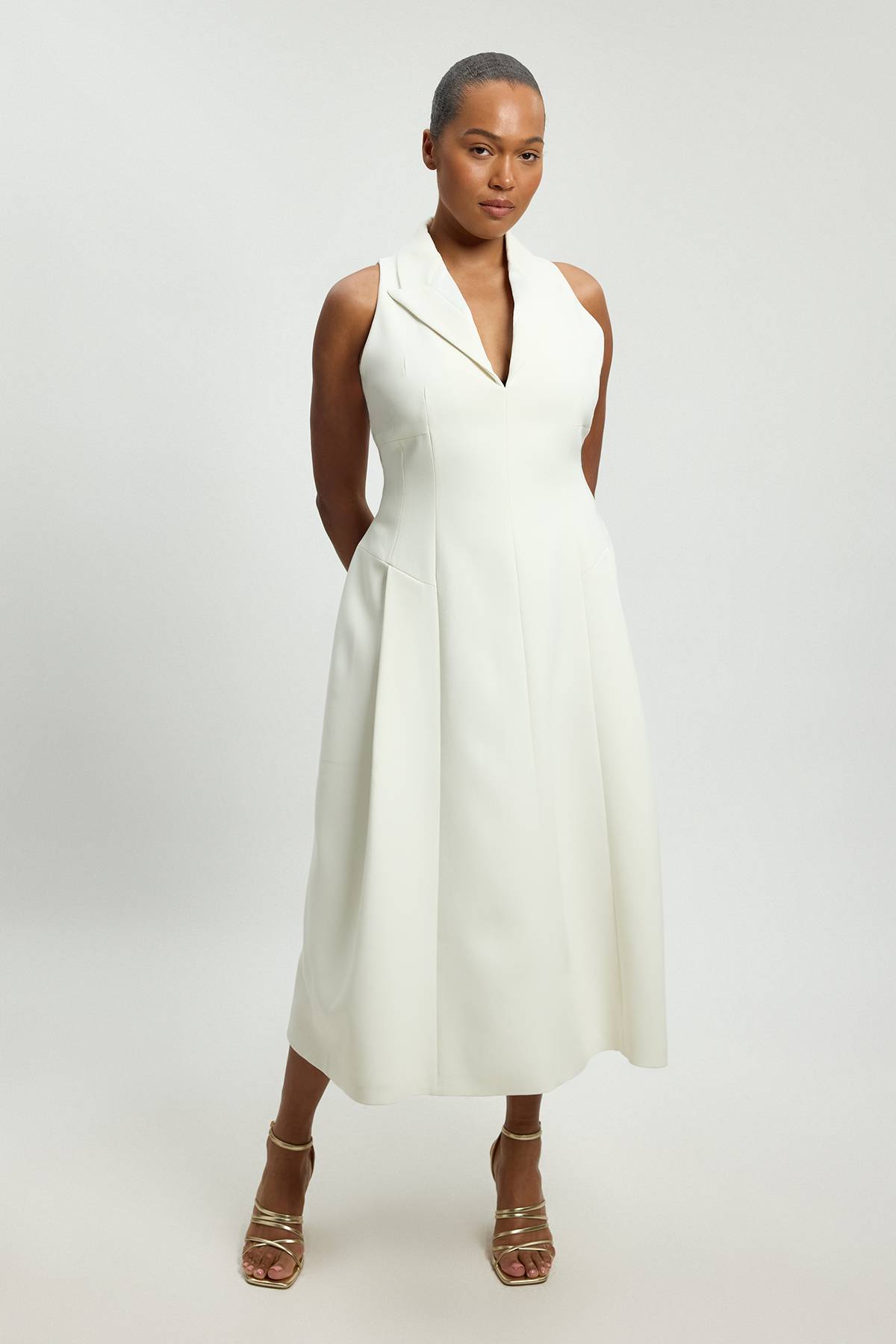 KarenMillen Robe Midi Grande Taille Ajustée À Jupe Évasée Avec Détails De Coutures En Tissu Extensible Compact