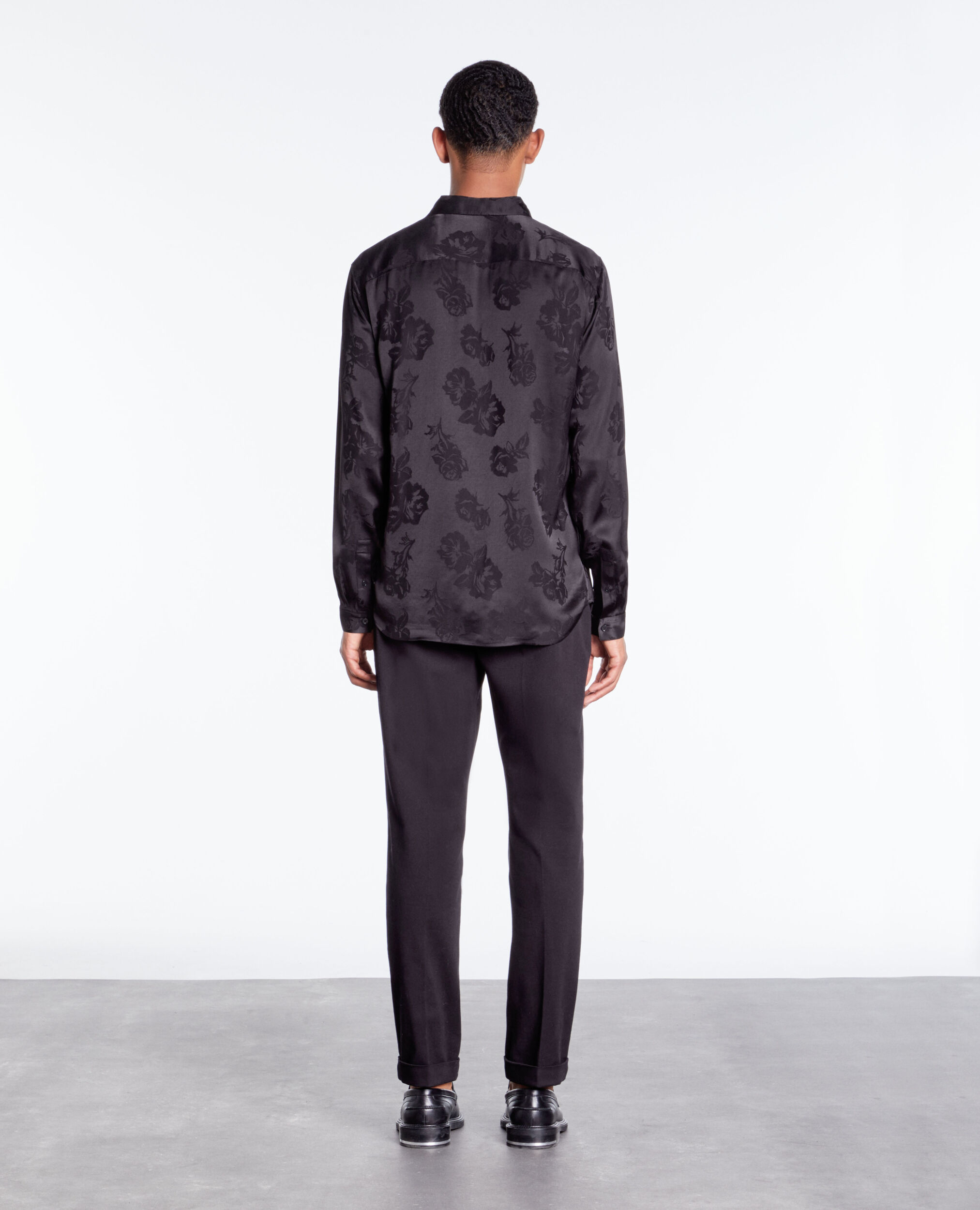 Chemise jacquard noire à fleurs