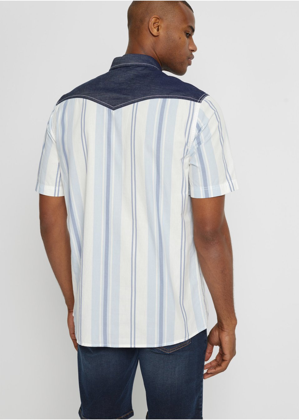 Chemise manches courtes avec empiècement en jean