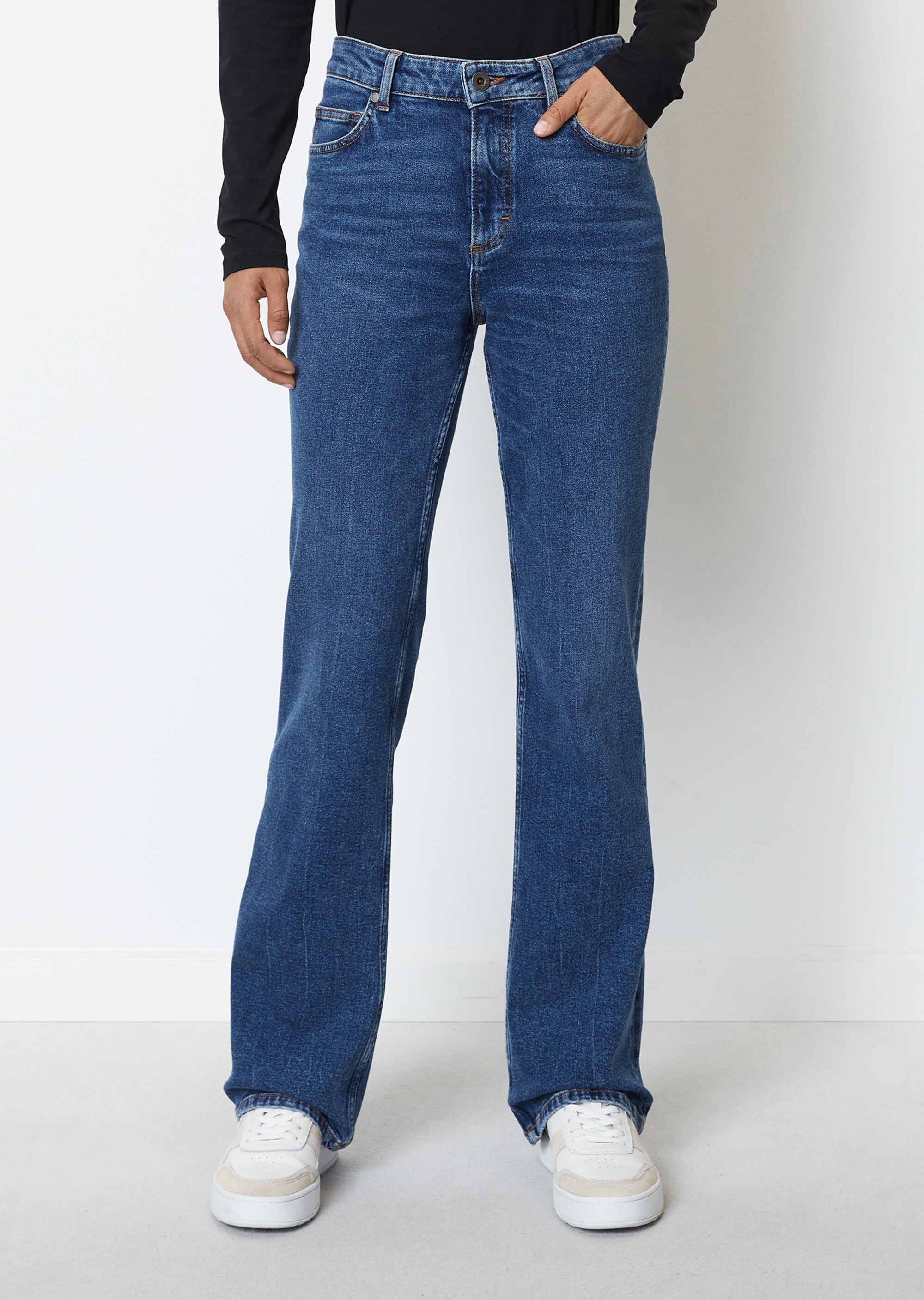 Jeans Modell KIRUNA flaredmit hoher Taille