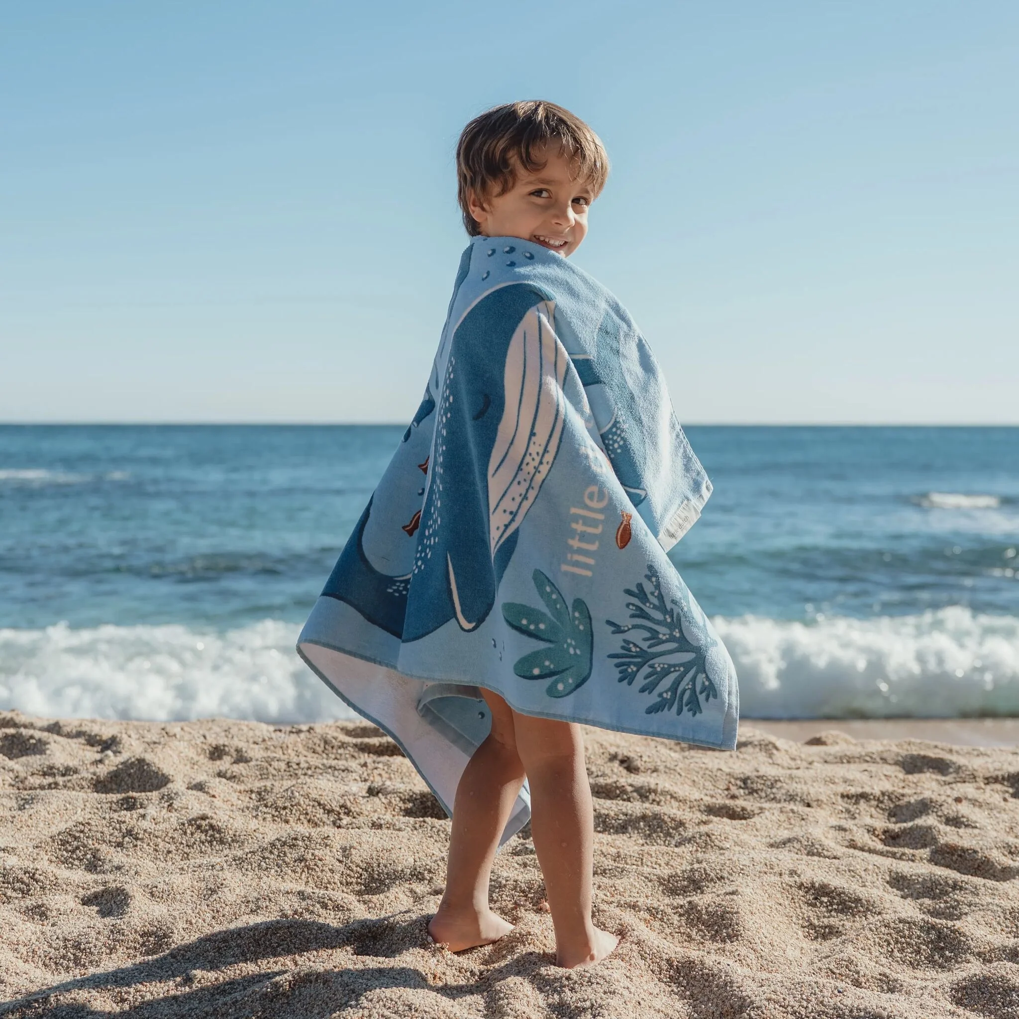 Blauwe kinderstrandhanddoek Ocean World – 100% biologisch katoen