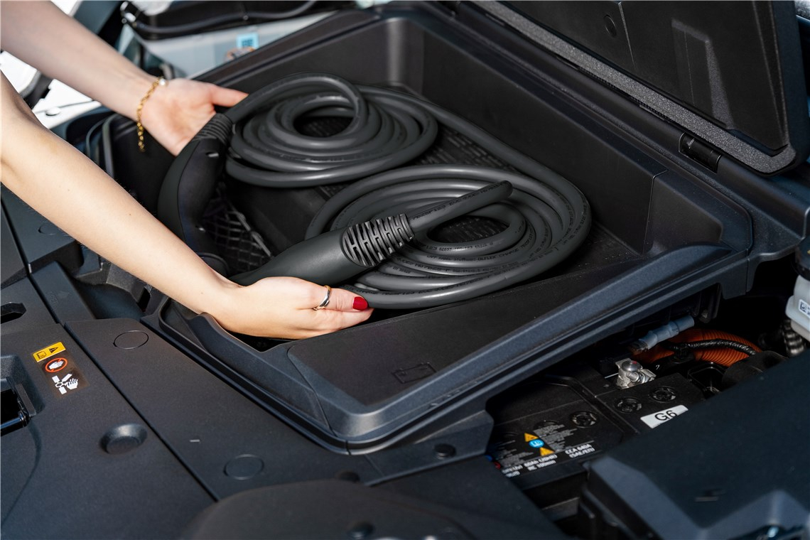 (7m) Selbstaufrollendes Helix 22kW/32A Elektroauto Ladekabel 3-phasiges Stromkabel für Hybrid- / E-Autos mit Typ 2 Anschluss (75750) - Schwarz