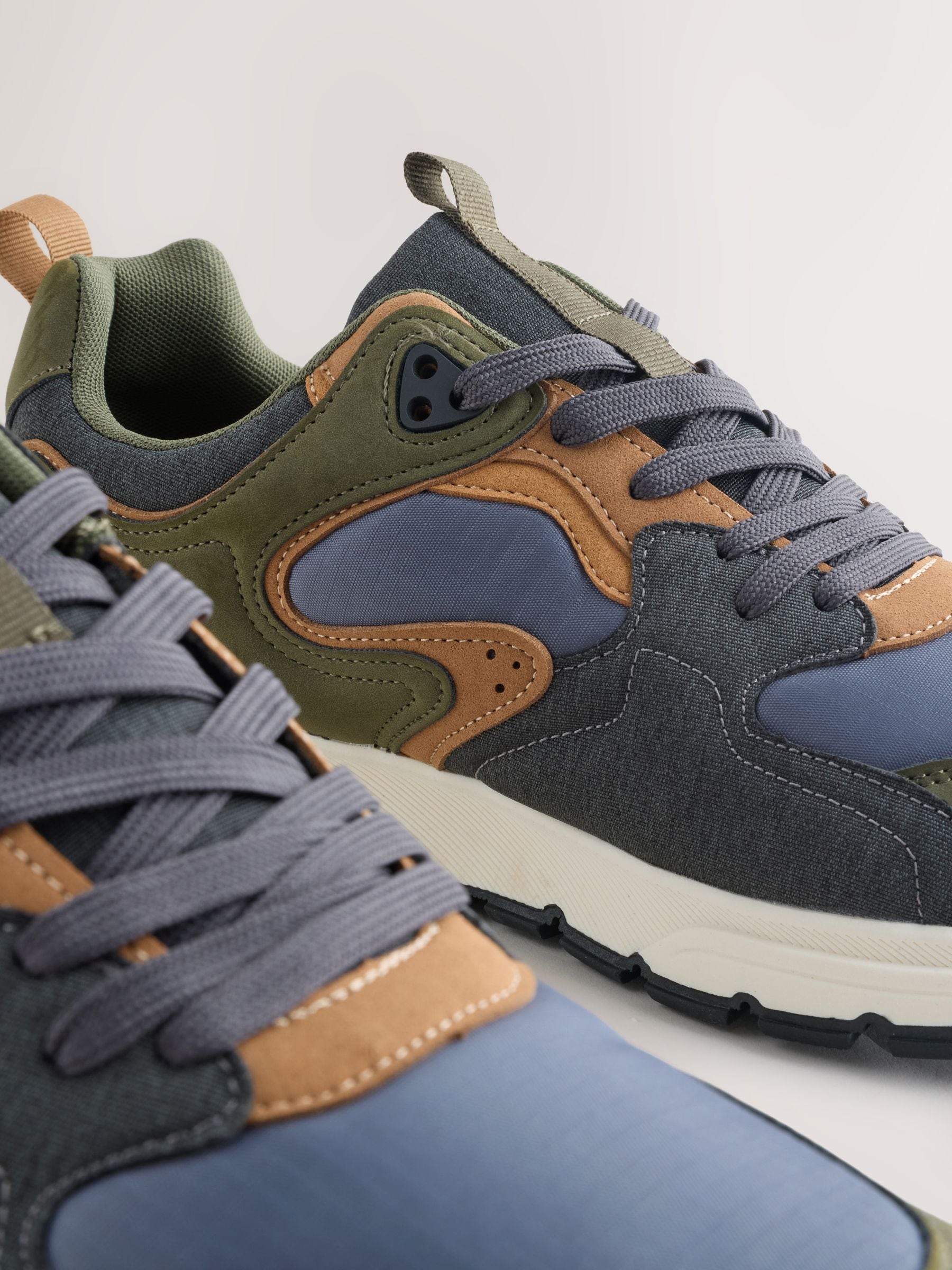 Kakigroen - Sneakers met panelen