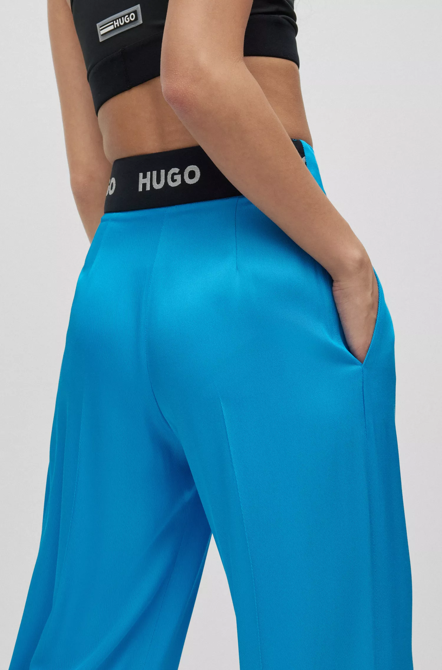 Calça HUGO vermelha, de pernas largas e corte relaxado, com cós traseiro com logotipo.