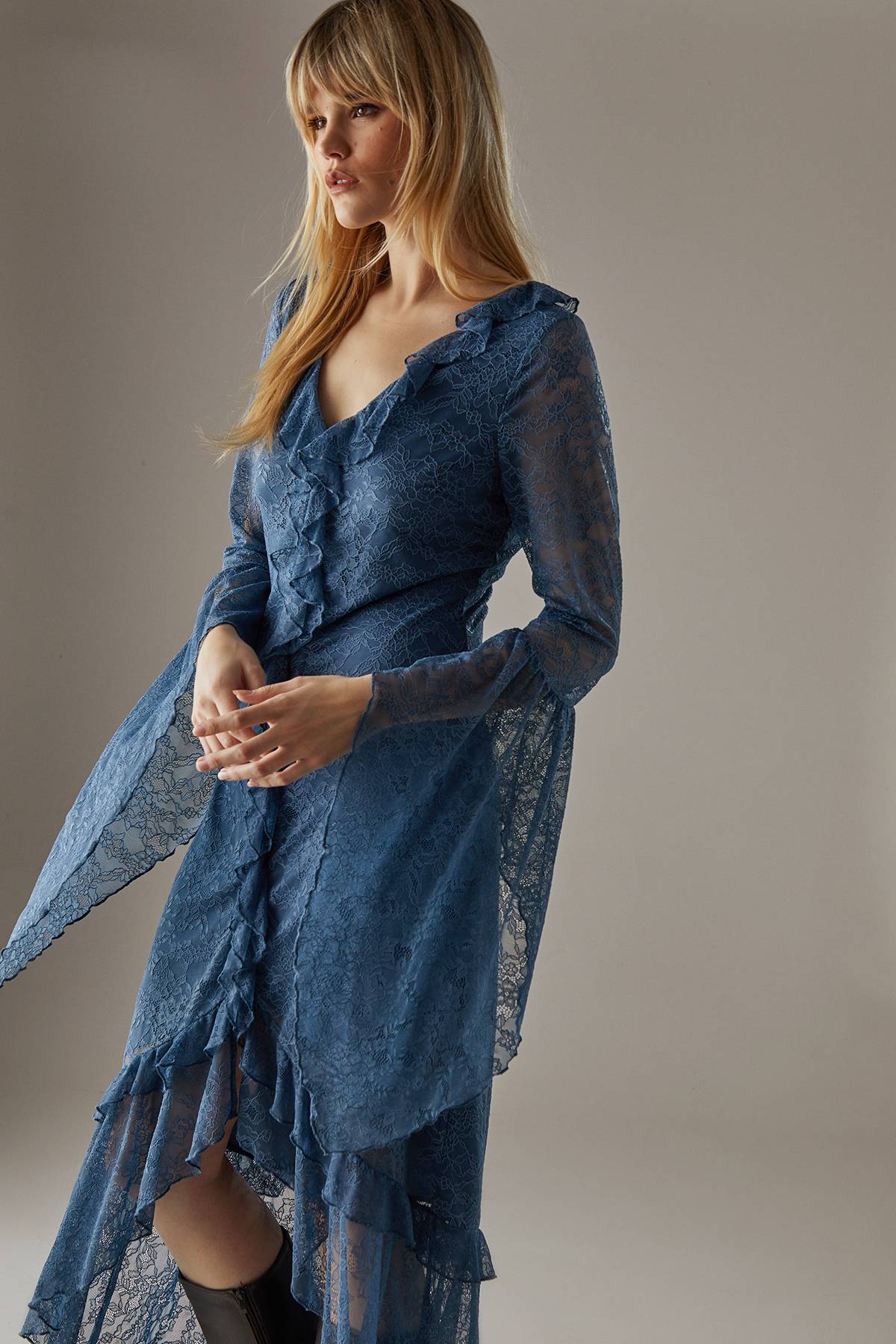 Warehouse Robe Maxi en Dentelle à Boutonnage et Volants