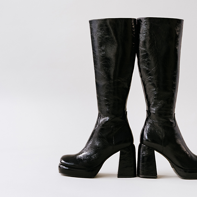 Bottes à talons et plateformes  en cuir brillant noir