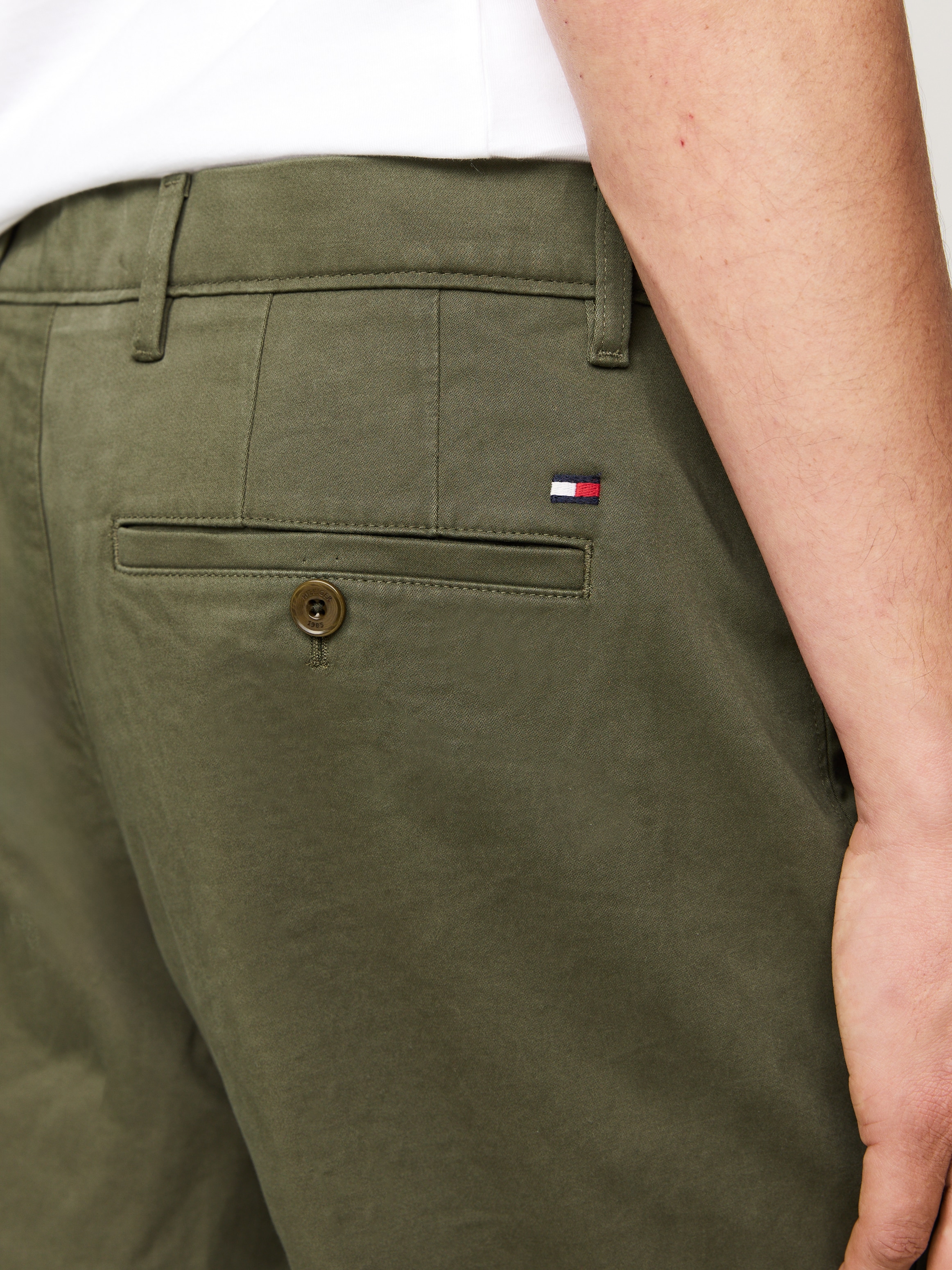 Tommy Hilfiger Chinohose »DENTON CHINO SATIN«  mit Gesässtaschen mit Knopf, Logostickerei