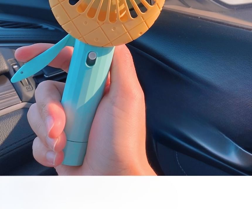 Miumi - Wortel/Ananas Plastic Handaangedreven Ventilator met Mistverstuiver