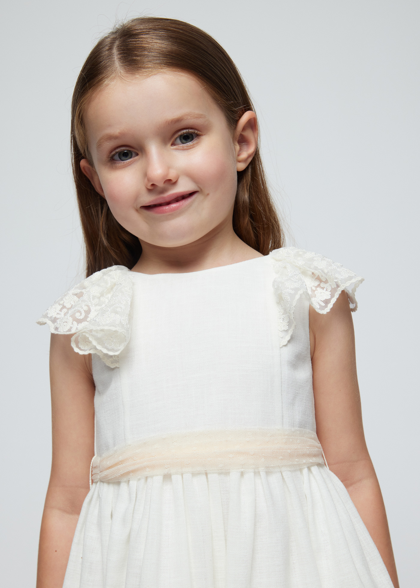 Vestido nude de renda com faixa plumetti para meninas