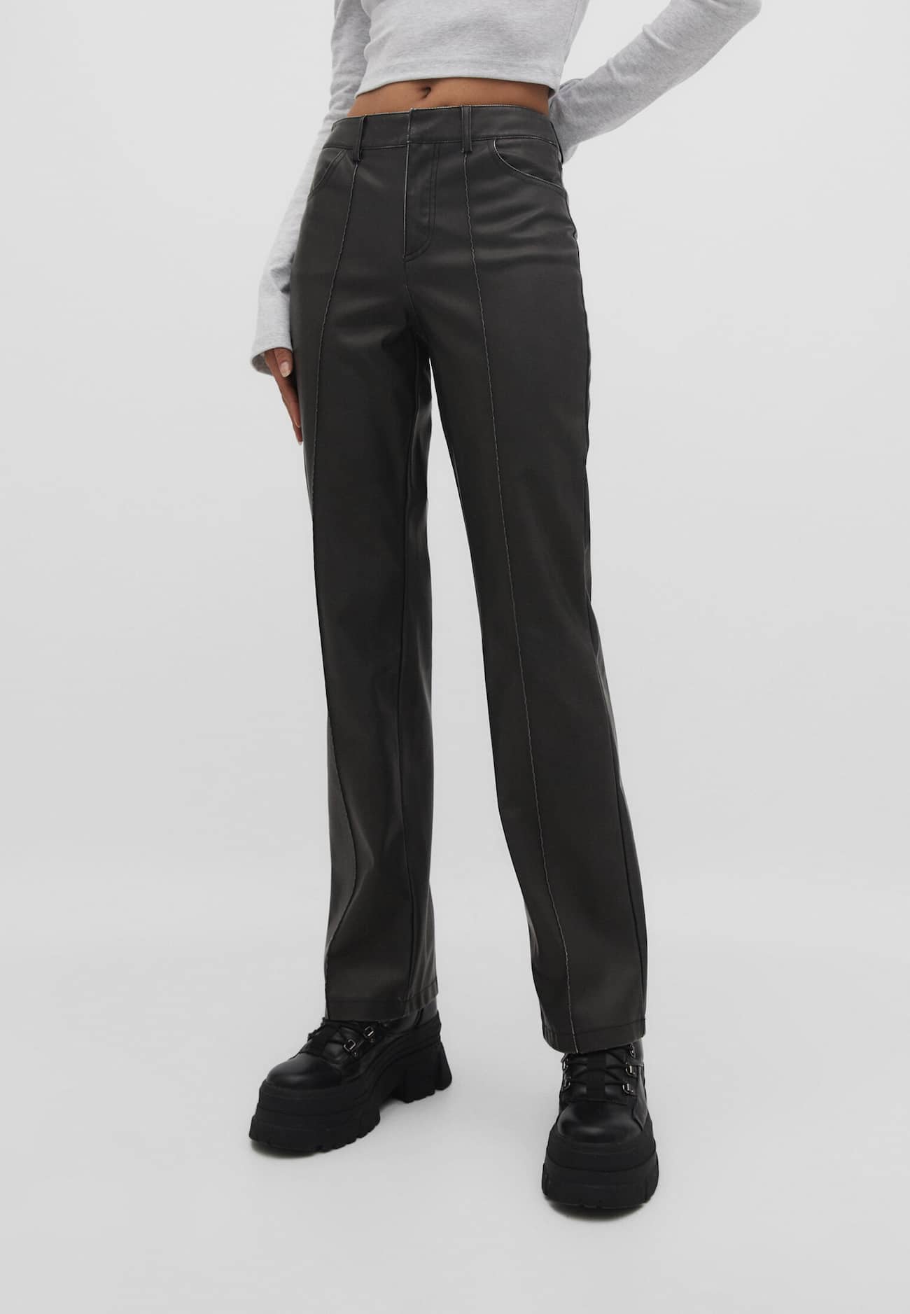 Calça reta com efeito couro e detalhe de costura