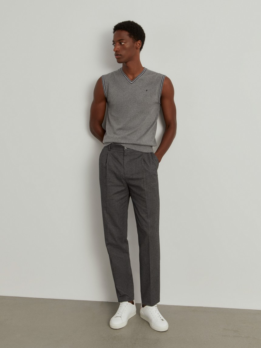 Calças chino regular fit com cordão